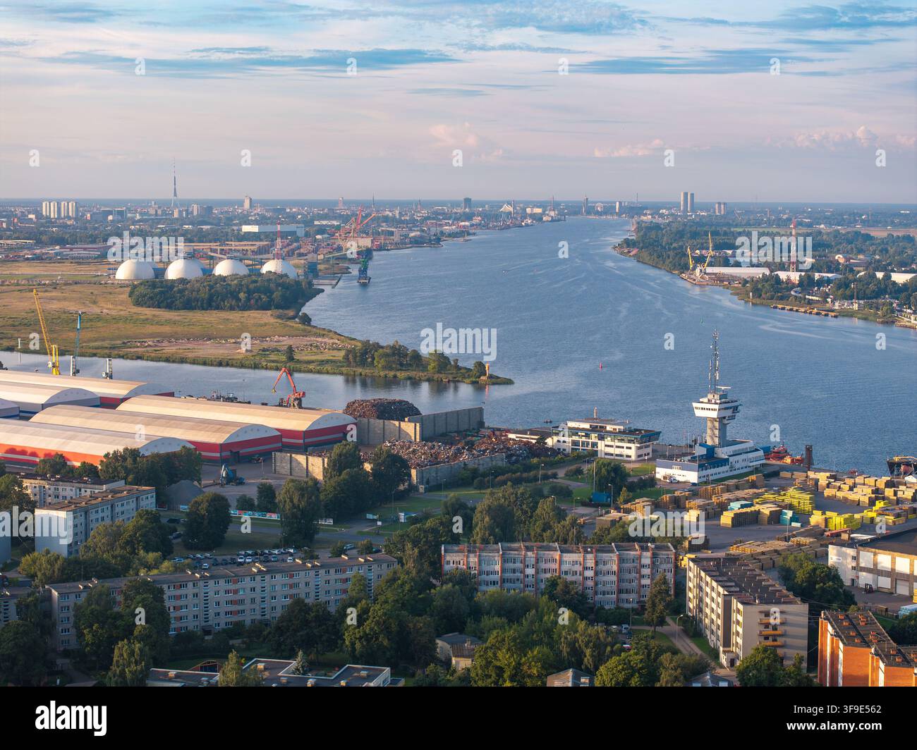 Vue aérienne du port de Riga, de la Daugava et de la zone industrielle de Riga, Lettonie Banque D'Images
