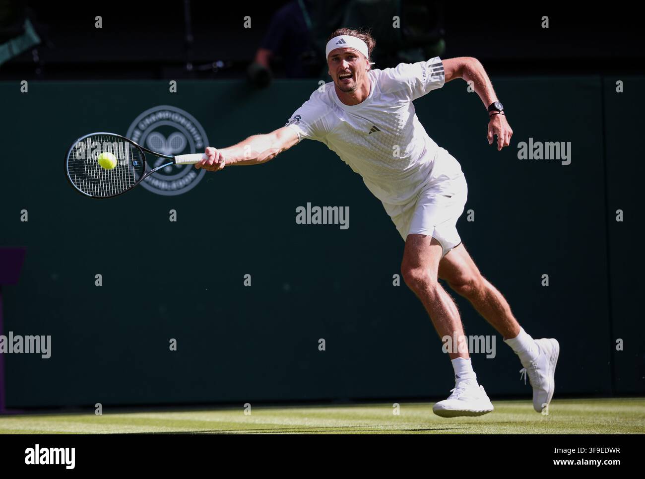 Joueur de tennis allemand Alexander Zverev en action à Wimbledon, Londres, Grande-Bretagne. Banque D'Images