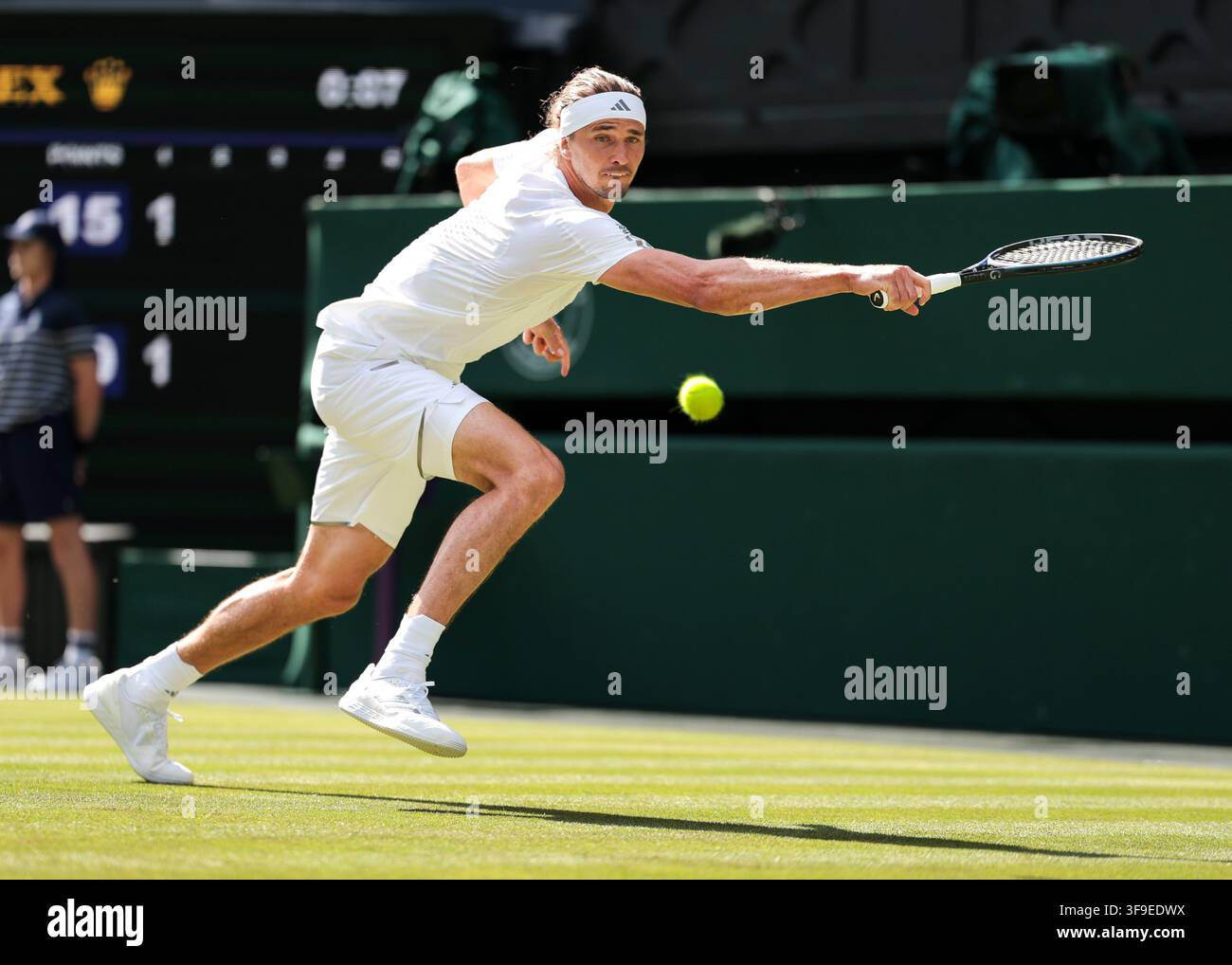 Joueur de tennis allemand Alexander Zverev en action à Wimbledon, Londres, Grande-Bretagne. Banque D'Images