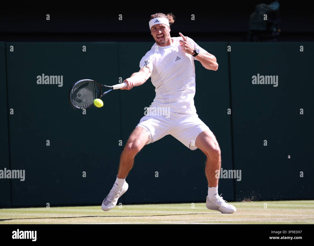 Joueur de tennis allemand Alexander Zverev en action à Wimbledon, Londres, Grande-Bretagne. Banque D'Images
