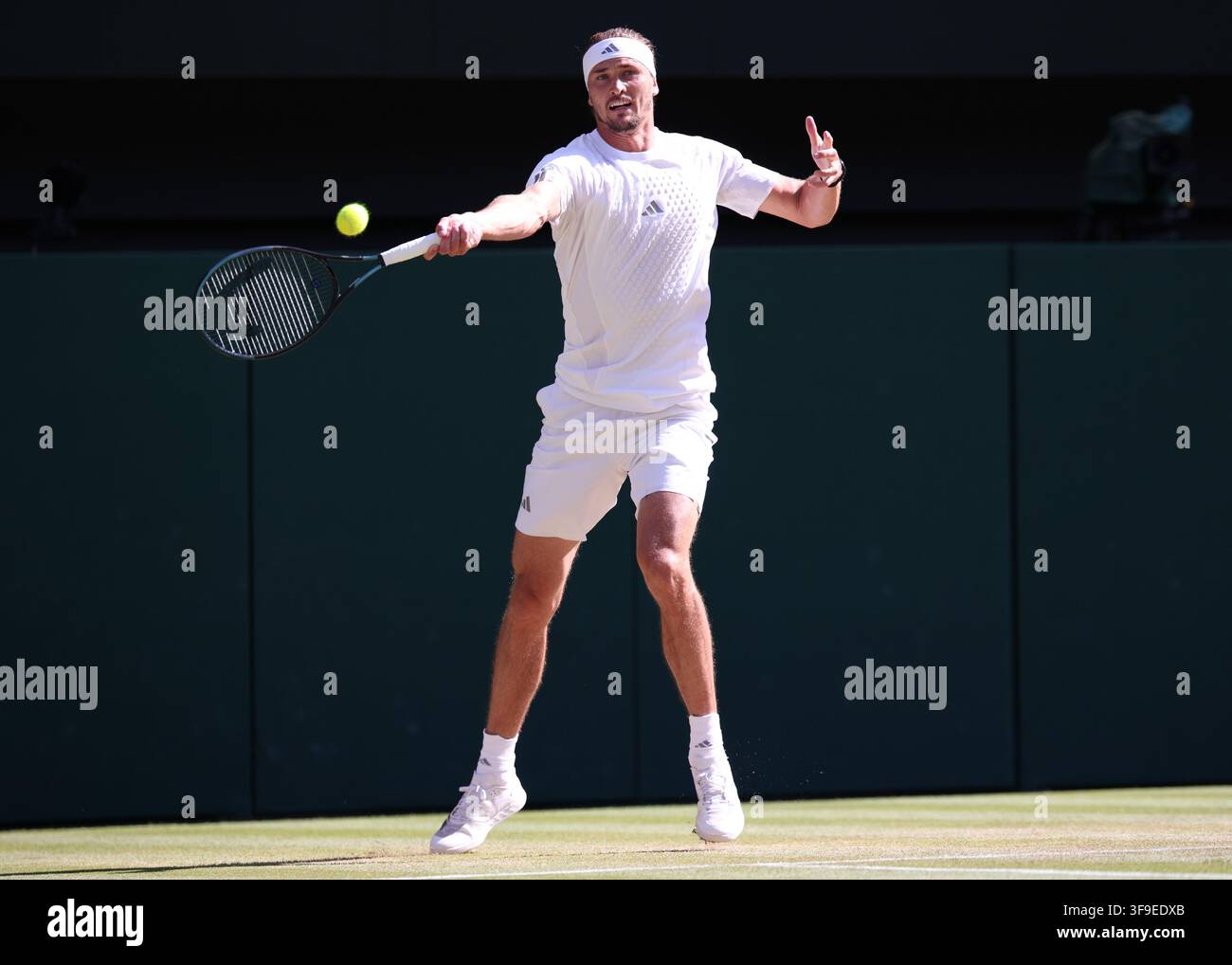 Joueur de tennis allemand Alexander Zverev en action à Wimbledon, Londres, Grande-Bretagne. Banque D'Images