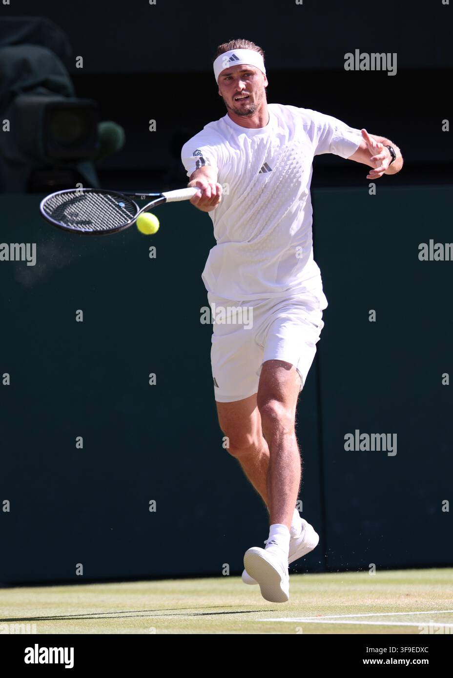 Joueur de tennis allemand Alexander Zverev en action à Wimbledon, Londres, Grande-Bretagne. Banque D'Images