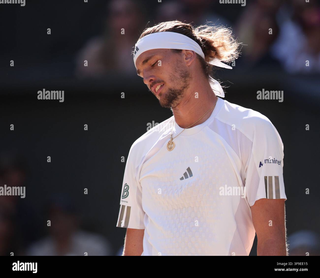 Le joueur de tennis allemand Alexander Zverev réagit à Wimbledon, Londres, Grande-Bretagne. Banque D'Images