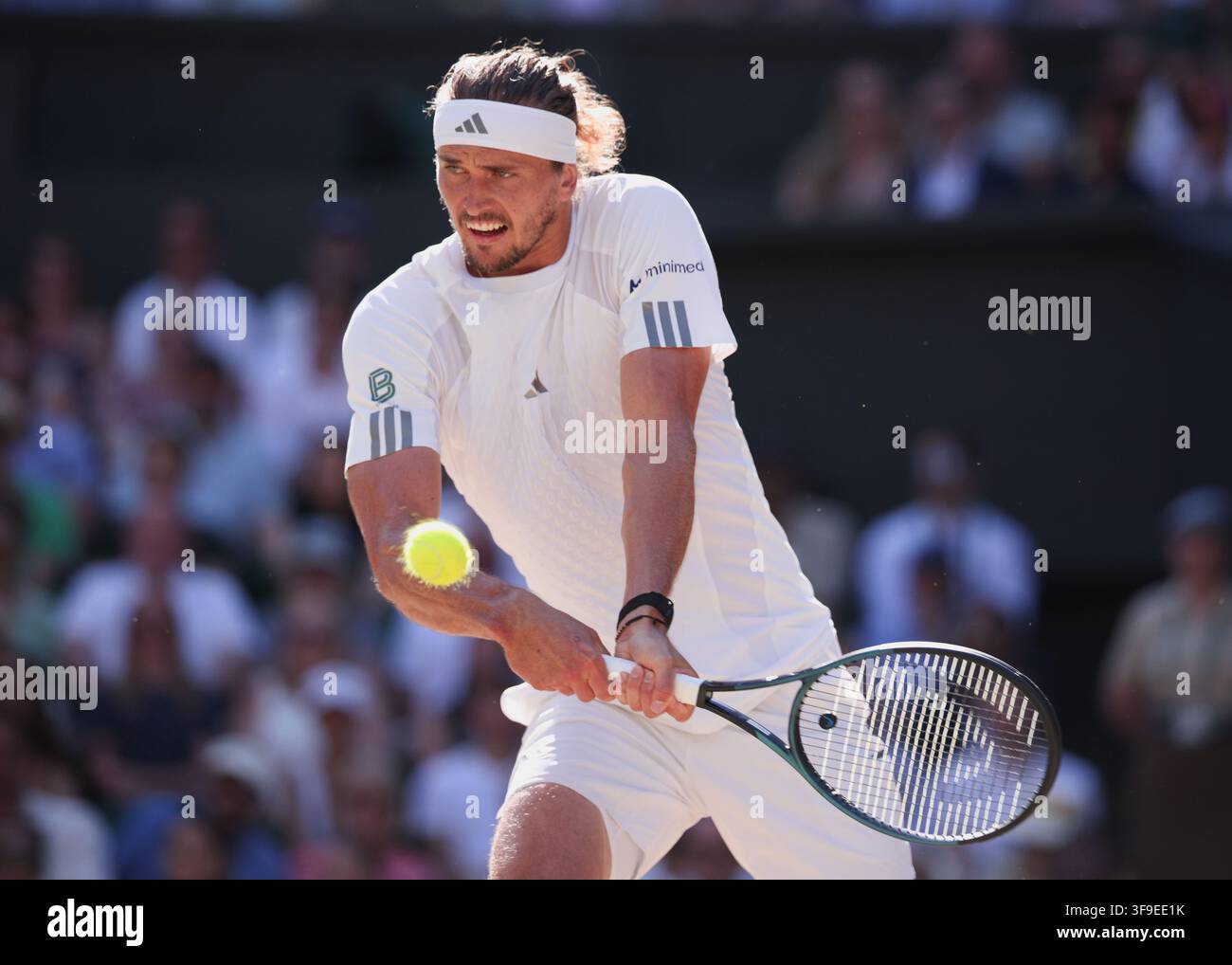 Joueur de tennis allemand Alexander Zverev en action à Wimbledon, Londres, Grande-Bretagne. Banque D'Images