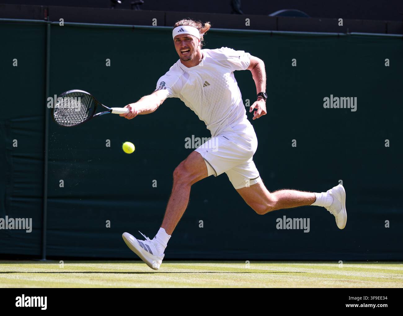 Joueur de tennis allemand Alexander Zverev en action à Wimbledon, Londres, Grande-Bretagne. Banque D'Images