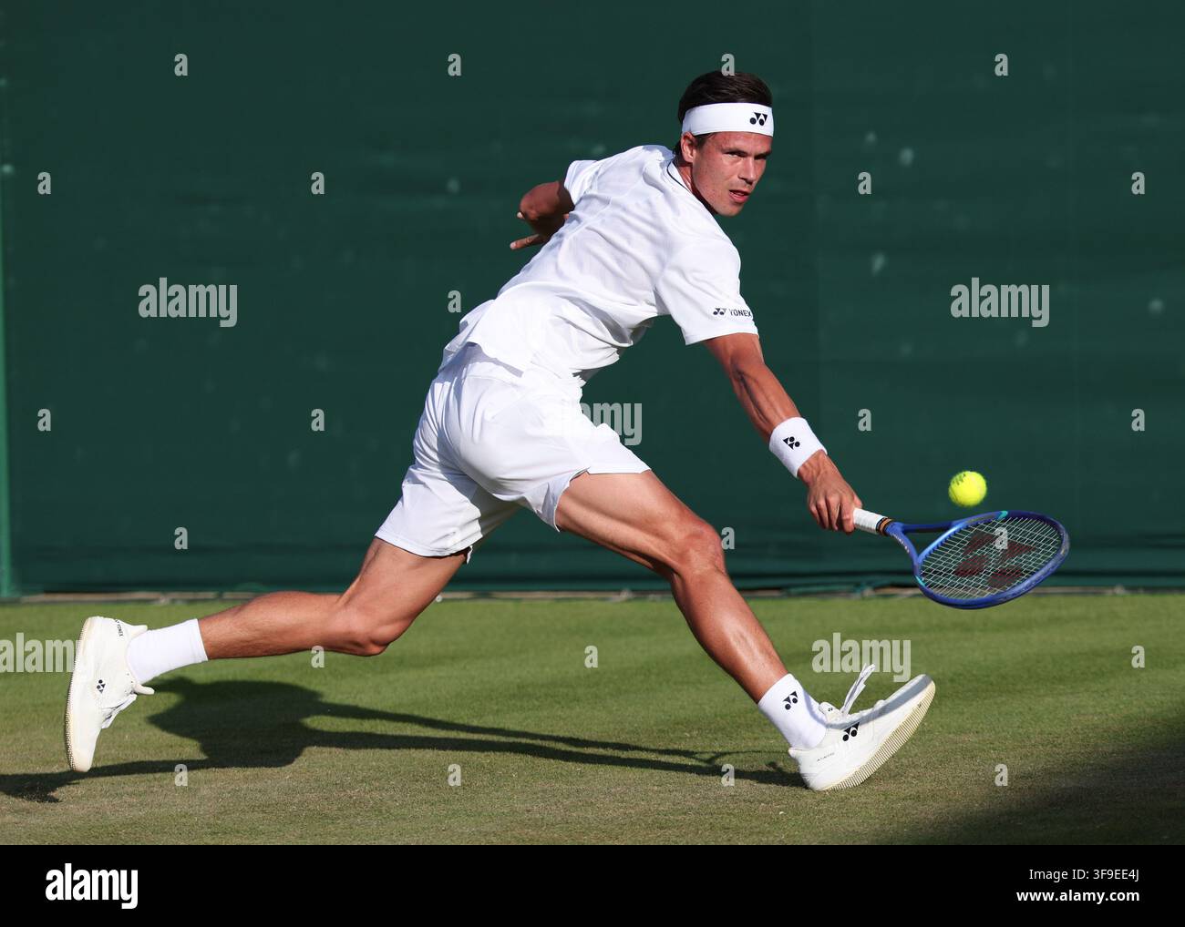 Joueur de tennis allemand Daniel Altmaier en action à Wimbledon, Londres, Royaume-Uni. Banque D'Images