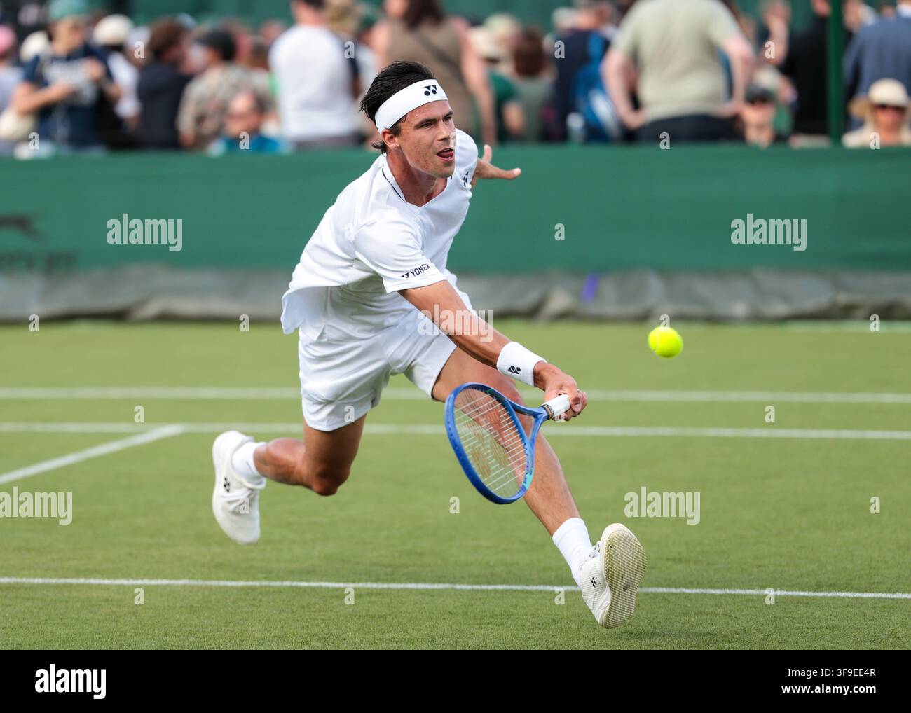Joueur de tennis allemand Daniel Altmaier en action à Wimbledon, Londres, Royaume-Uni. Banque D'Images