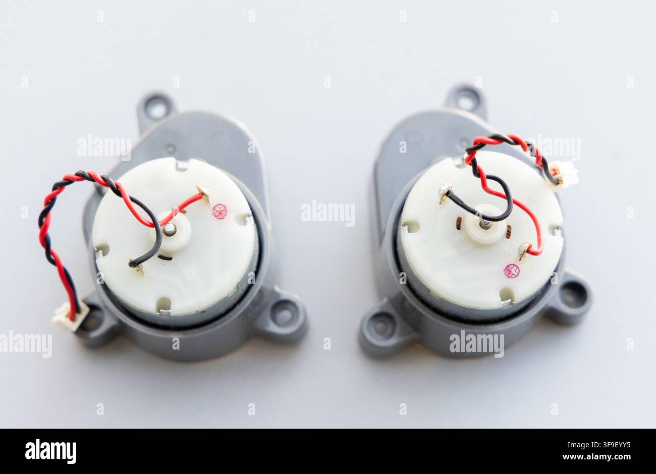 Deux petits moteurs électriques avec câblage sont affichés sur un fond blanc Banque D'Images