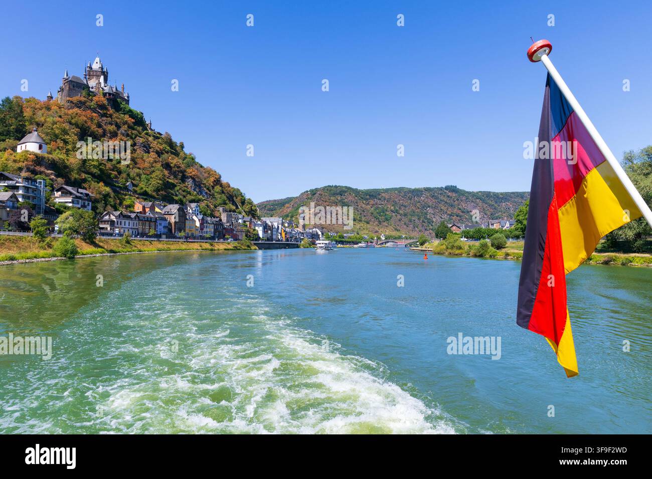 La croisière touristique d'une heure/le navire à passagers intérieur de Treis-Karden amarré le long de la Moselle à Cochem, Allemagne Banque D'Images