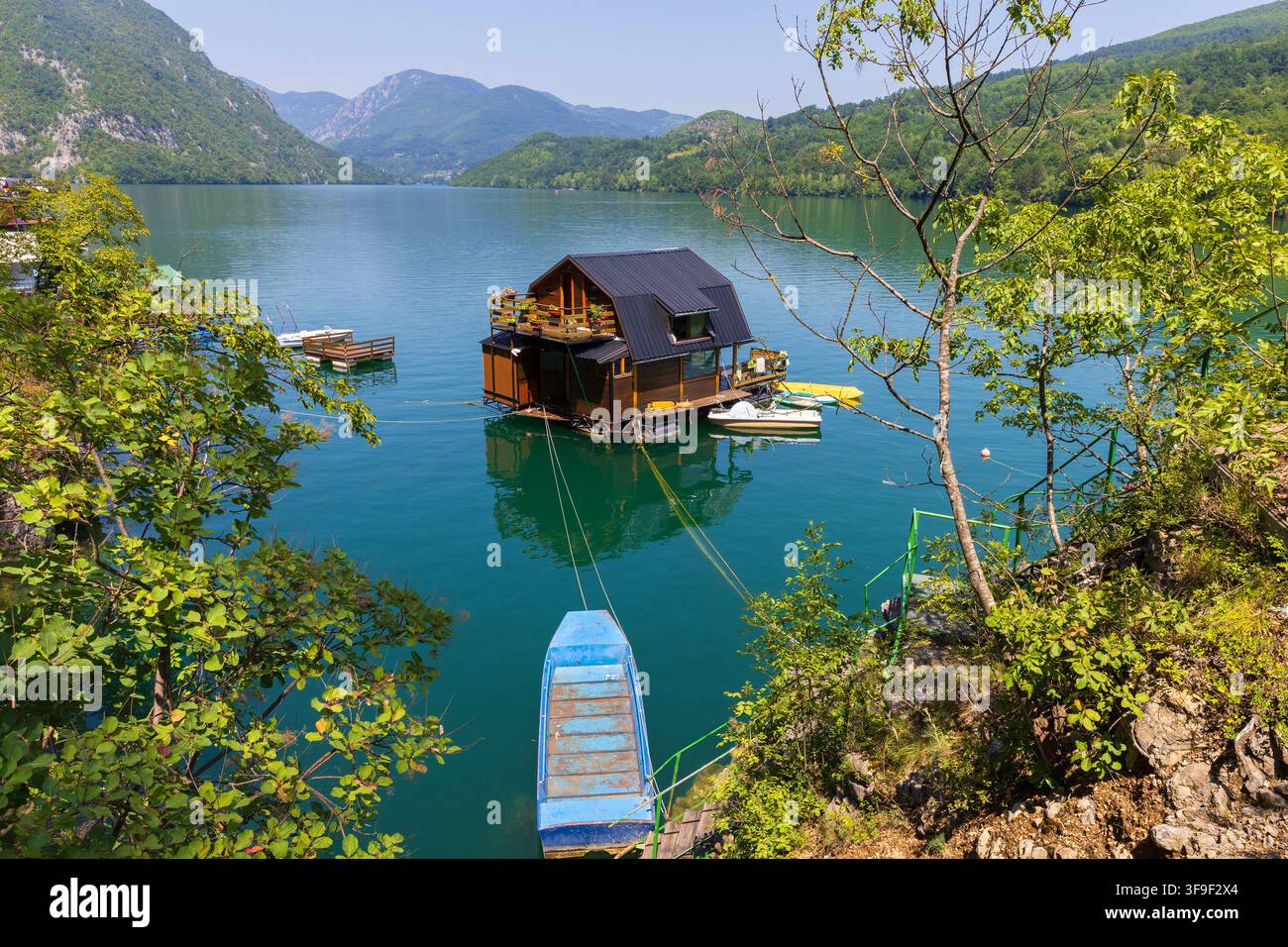 Une cabane flottante en bois avec de petits bateaux au lac Perucac à Rastiste, en Serbie, par une belle matinée d'été Banque D'Images