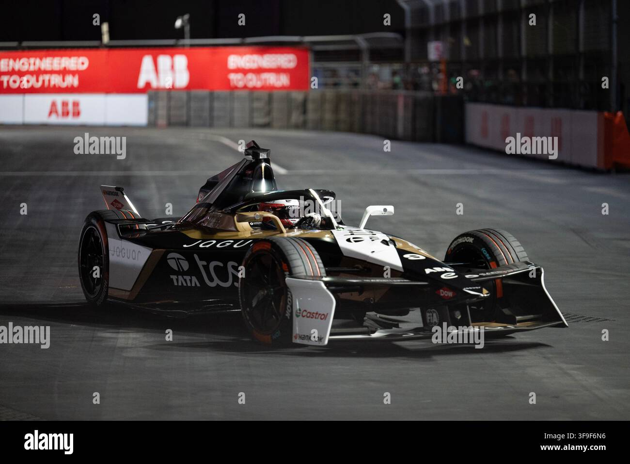 Londres, Royaume-Uni. 15 août 2026. Pilote #9 Mitch Evans (Nouvelle-Zélande) (Jaguar TCS Racing) en action lors de la séance d'entraînement libre 2 de l'ABB FIA Formula E 2026 Hankuk London E-Prix à l'ExCeL London. Banque D'Images