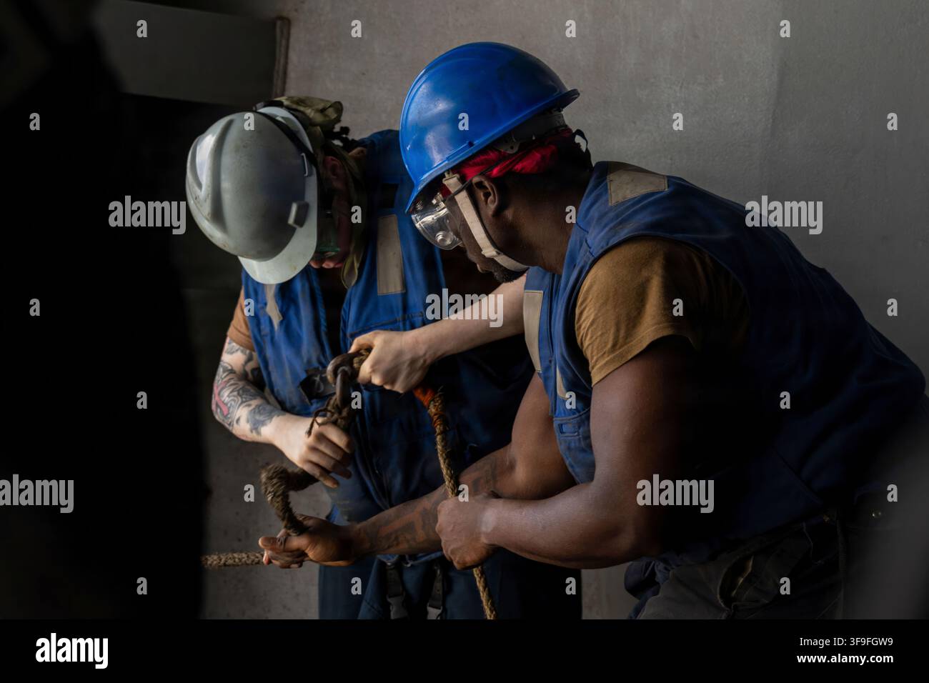 Les marins américains mènent des manœuvres de câble à bord du porte-avions de classe Nimitz USS Abraham Lincoln (CVN 72), lors d’un ravitaillement en mer avec le pétrolier de ravitaillement de classe Henry J. Kaiser USNS Henry J. Kaiser (T-AO-187), le 14 mai 2026. L’Abraham Lincoln est déployé dans la zone d’opérations de la 5e flotte américaine pour soutenir la sécurité et la stabilité maritimes au Moyen-Orient. (Photo de l’U.S. Navy) Banque D'Images