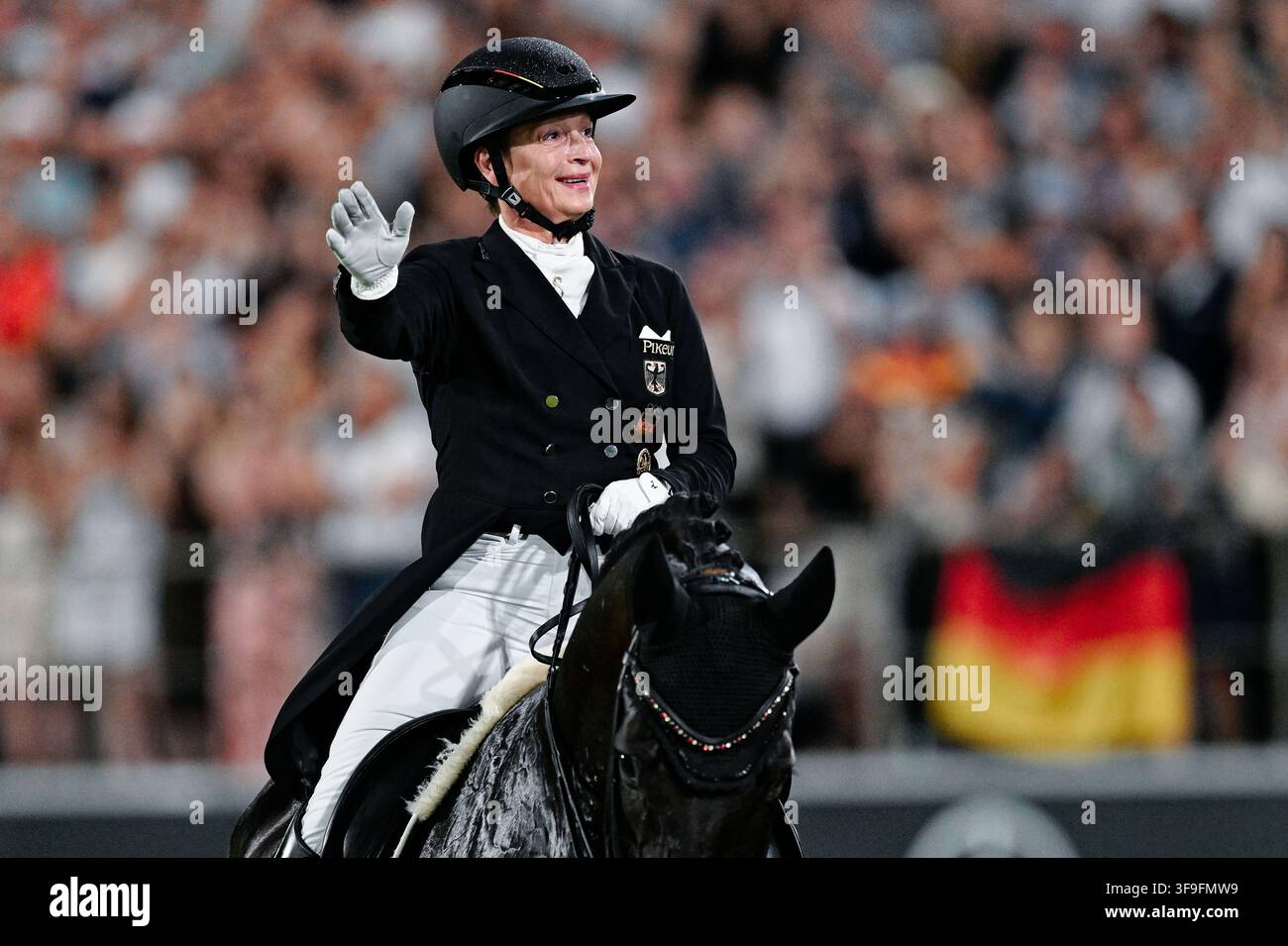 Aix-la-Chapelle, Allemagne. 15 août 2026. Sports équestres : Championnats du monde, dressage, Grand Prix Freestyle. La cavalière allemande de dressage Isabell Werth, montant Wendy de Fontaine, est ravie. Crédit : Uwe Anspach/dpa/Alamy Live News Banque D'Images