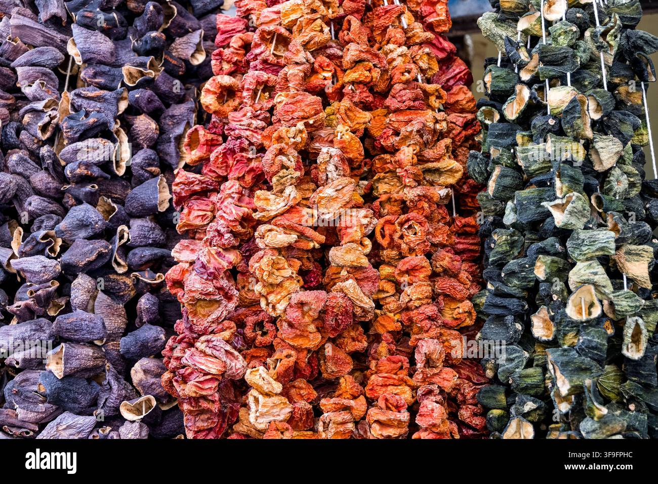 Poivrons séchés traditionnels et aubergines dans une épicerie à Athènes, Grèce Banque D'Images