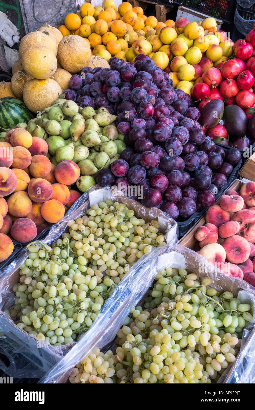 Variété de fruits frais dans une épicerie à Athènes, Grèce Banque D'Images