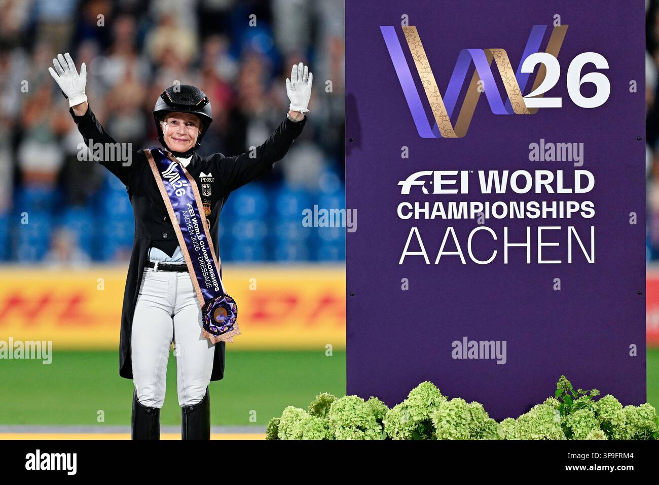 Aix-la-Chapelle, Allemagne. 15 août 2026. Sports équestres : Championnats du monde, Dressage, Grand Prix Freestyle. La cavalière allemande de dressage Isabell Werth est ravie de sa médaille de bronze. Crédit : Uwe Anspach/dpa/Alamy Live News Banque D'Images