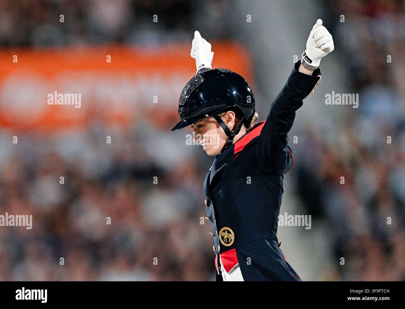 Aix-la-Chapelle, Allemagne. 15 août 2026. Sports équestres : Championnats du monde, Dressage, Grand Prix Freestyle. La cavalière de dressage britannique Charlotte Fry est ravie après sa performance. Crédit : Uwe Anspach/dpa/Alamy Live News Banque D'Images