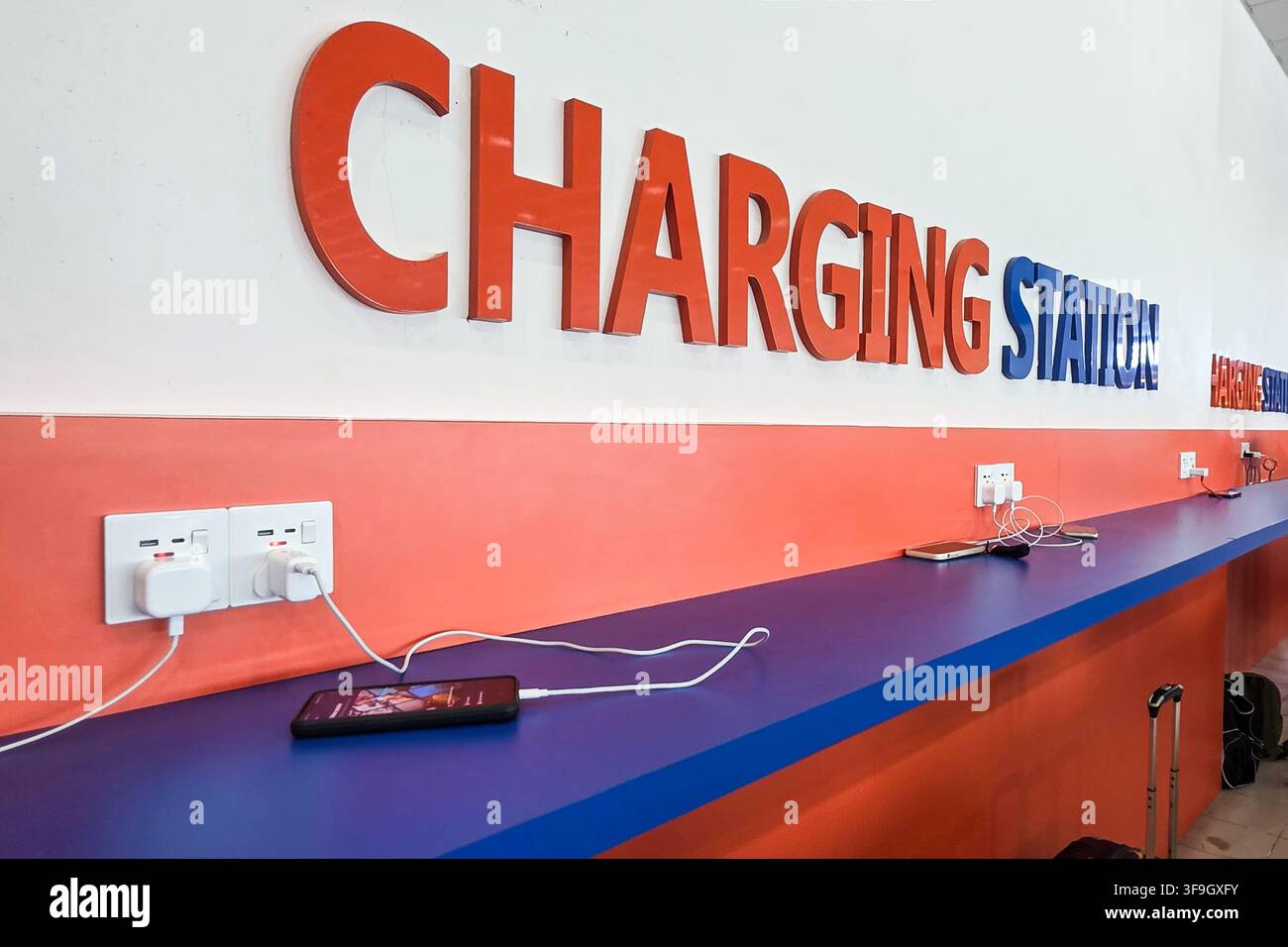 Point de charge public gratuit pour les téléphones dans le salon de départ de l'aéroport afin que les passagers puissent recharger leurs batteries Banque D'Images