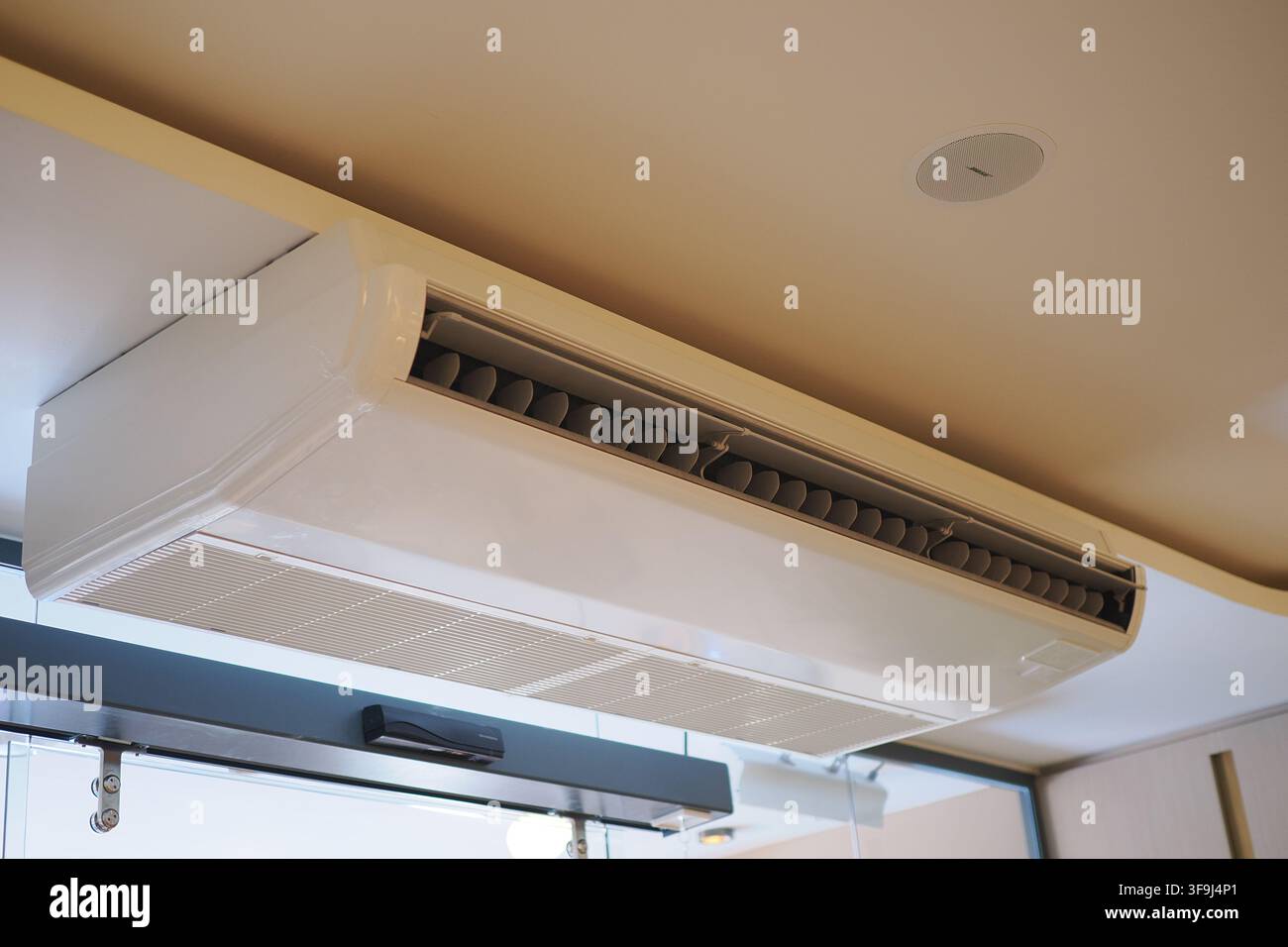 Unité de climatisation dans un espace intérieur moderne Banque D'Images
