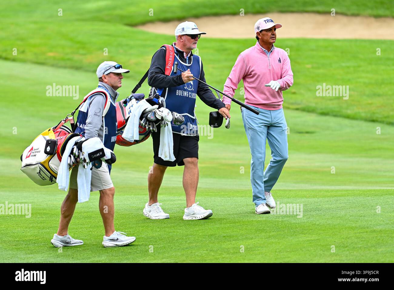 15 août 2026 : Tom Pernice Jr parcourt le premier fairway avec son caddie lors du deuxième tour du Boeing Classic PGA Champions Tour à TPC Snoqualmie Ridge à Snoqualmie, Washington. Steven Alker était en tête après le deuxième tour, à 9 sous le par. Steve Faber/CSM Banque D'Images