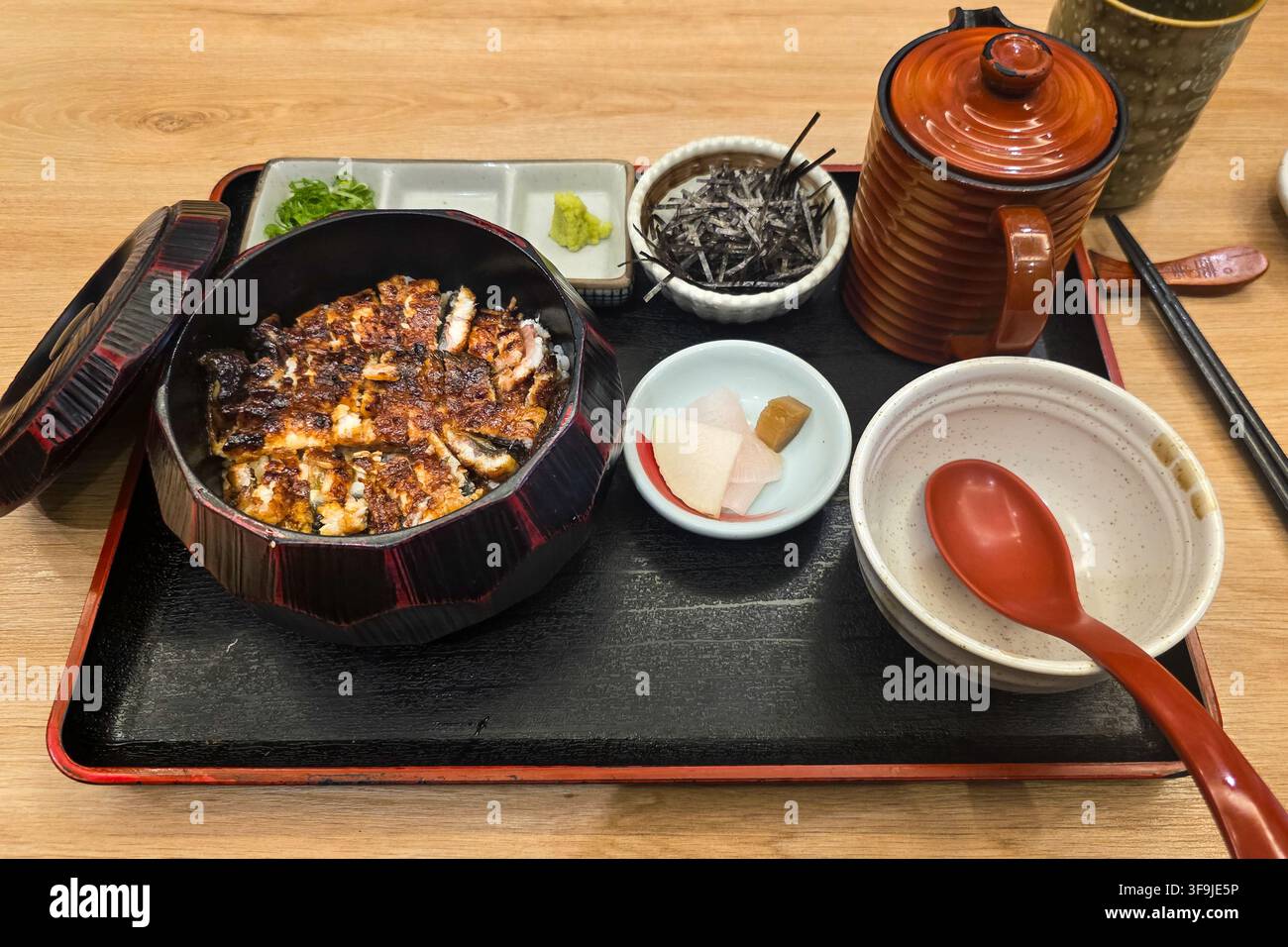 Une portion de délicieux set traditionnel unagi donburi teishoku dans un restaurant japonais. Composé de riz, d'unagi grillé avec sauce, de soupe, de cornichons et d'algues. Banque D'Images