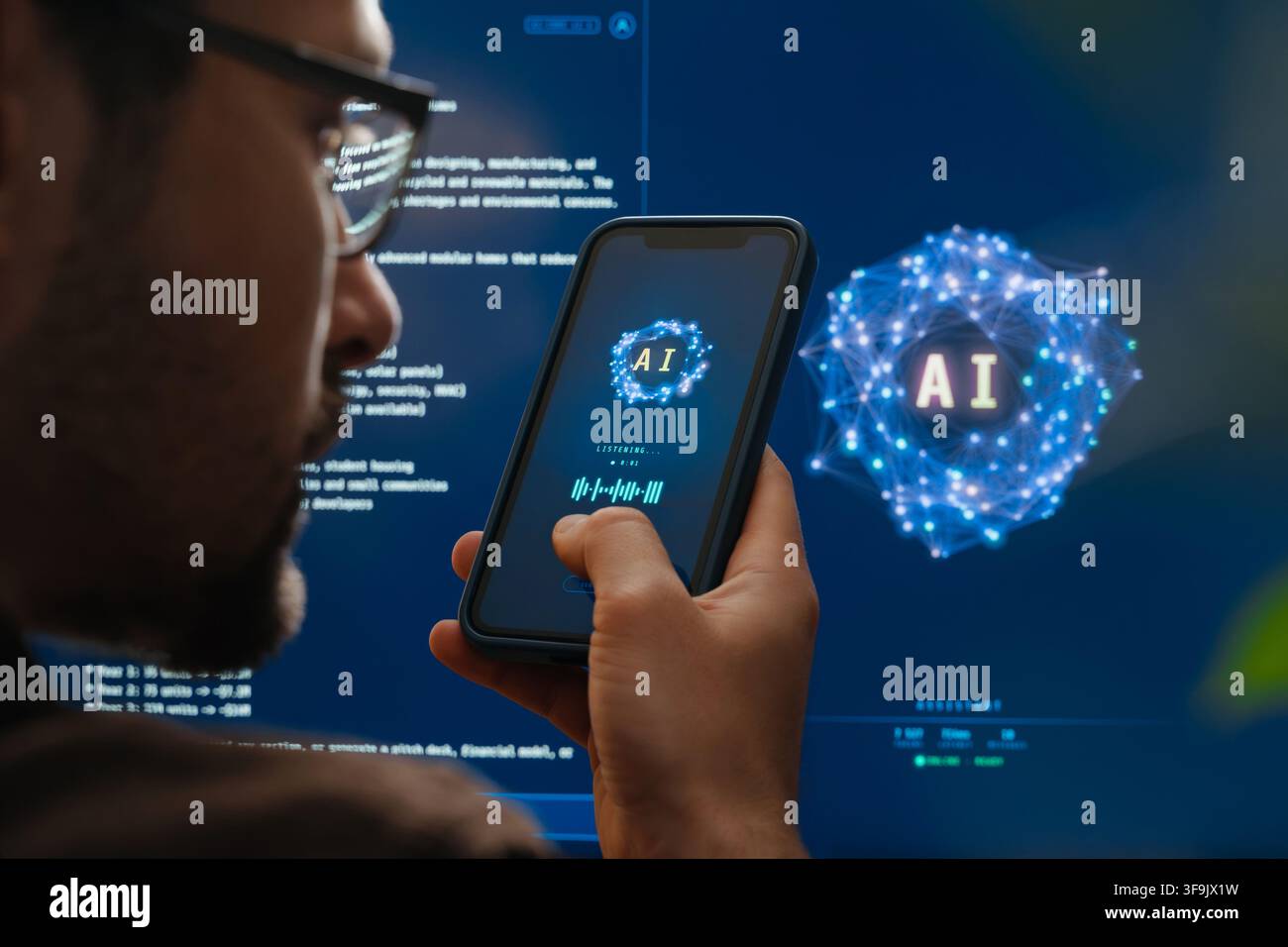 Grossissement en vue arrière d'un homme tenant un smartphone et parlant avec une application d'assistant vocal IA avec une interface de chatbot ou d'agent d'intelligence artificielle futuriste en arrière-plan. Espace pour du texte Banque D'Images