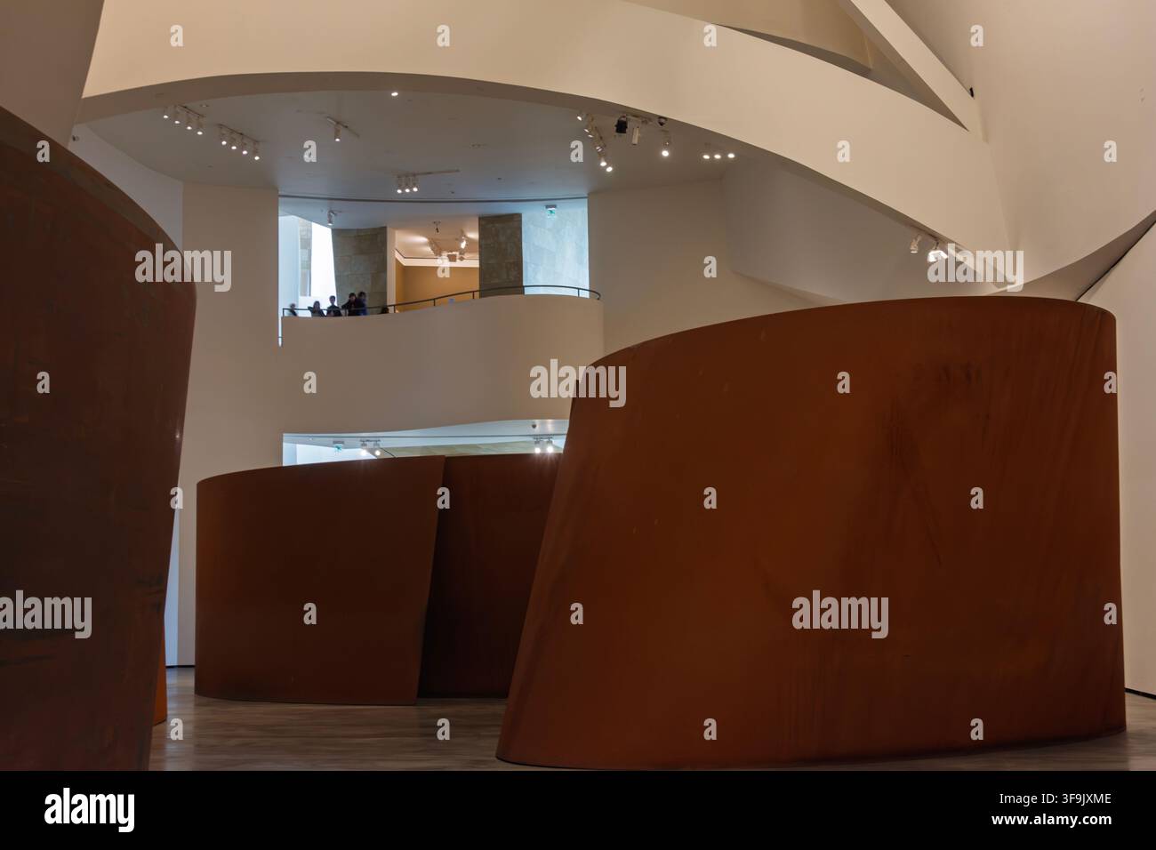 Les visiteurs admirent l'installation « The Matter of Time » de Richard Serra depuis une passerelle du musée Guggenheim à Bilbao, en Espagne. Banque D'Images