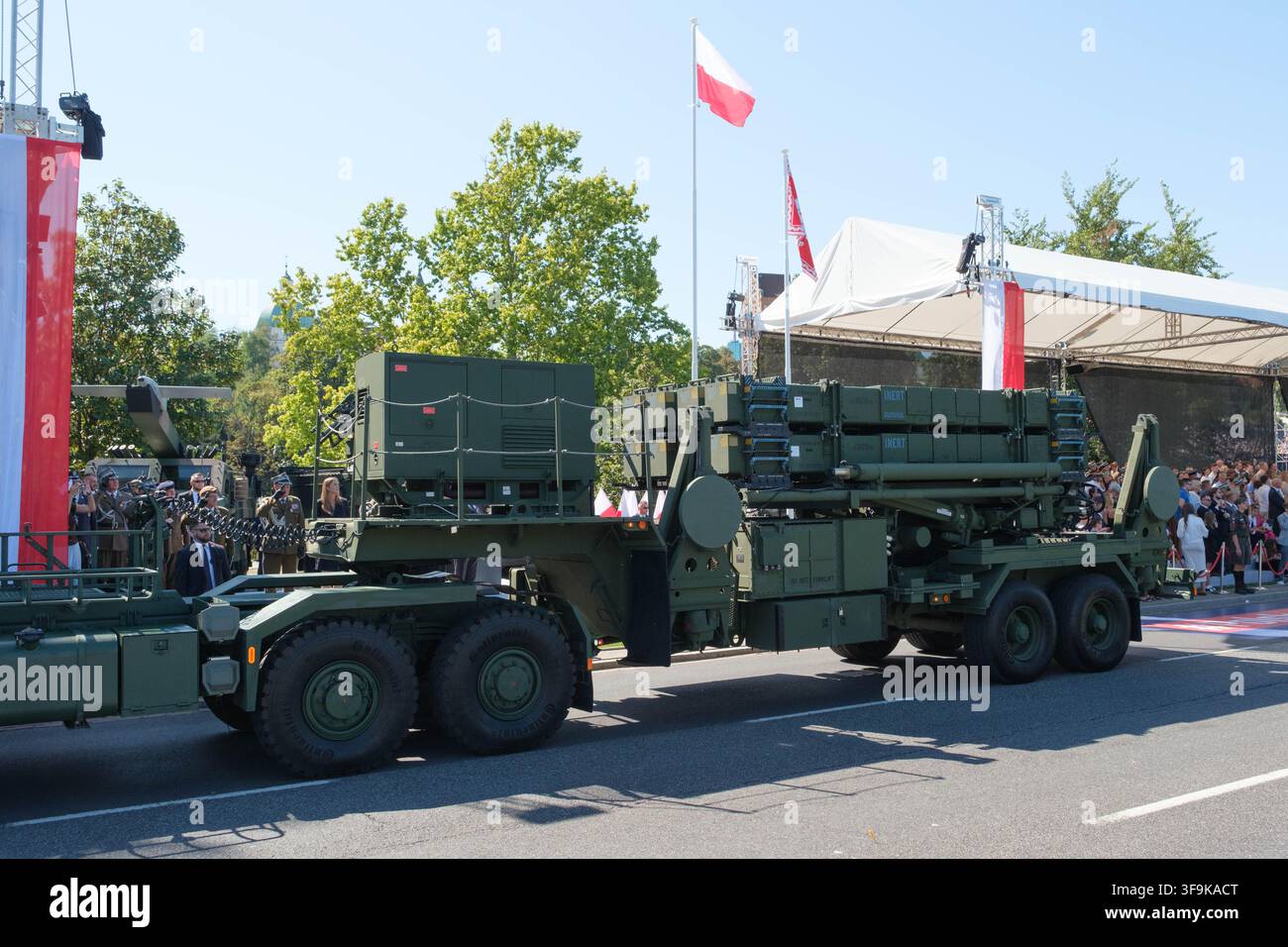Varsovie, Voïvodie de Mazovie, Pologne. 15 août 2026. Une batterie de missiles Patriot polonaise est remorquée le long de l'autoroute Wislostrada à Varsovie lors d'un défilé militaire organisé chaque année à l'occasion de la Journée des Forces armées polonaises. Le défilé de cette année a été le plus grand jamais organisé en Pologne, avec plus de 2 000 soldats, 300 véhicules militaires et 60 avions militaires provenant de Pologne et de nations alliées. (Crédit image : © Roman Koziel/ZUMA Press Wire) UTILISATION ÉDITORIALE UNIQUEMENT ! Non destiné à un USAGE COMMERCIAL ! Banque D'Images