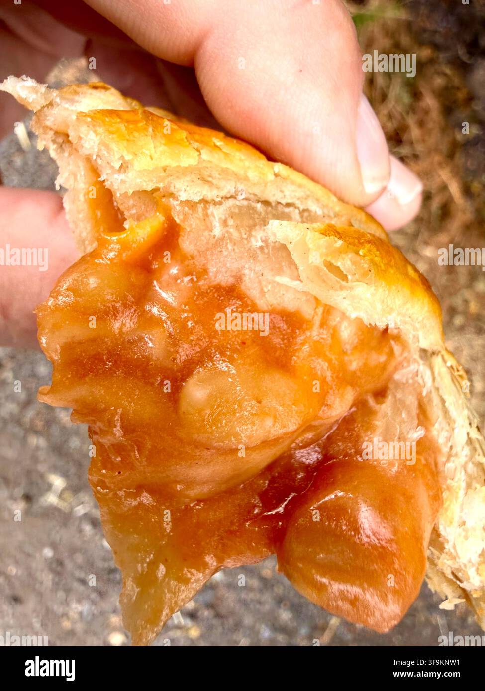 Un Sausage, Bean & Cheese Melt de Greggs Bakery partiellement mangé. Décrit par le Premier ministre britannique, Andy Burnham, comme la chose aux saucisses, au fromage et aux haricots. Banque D'Images