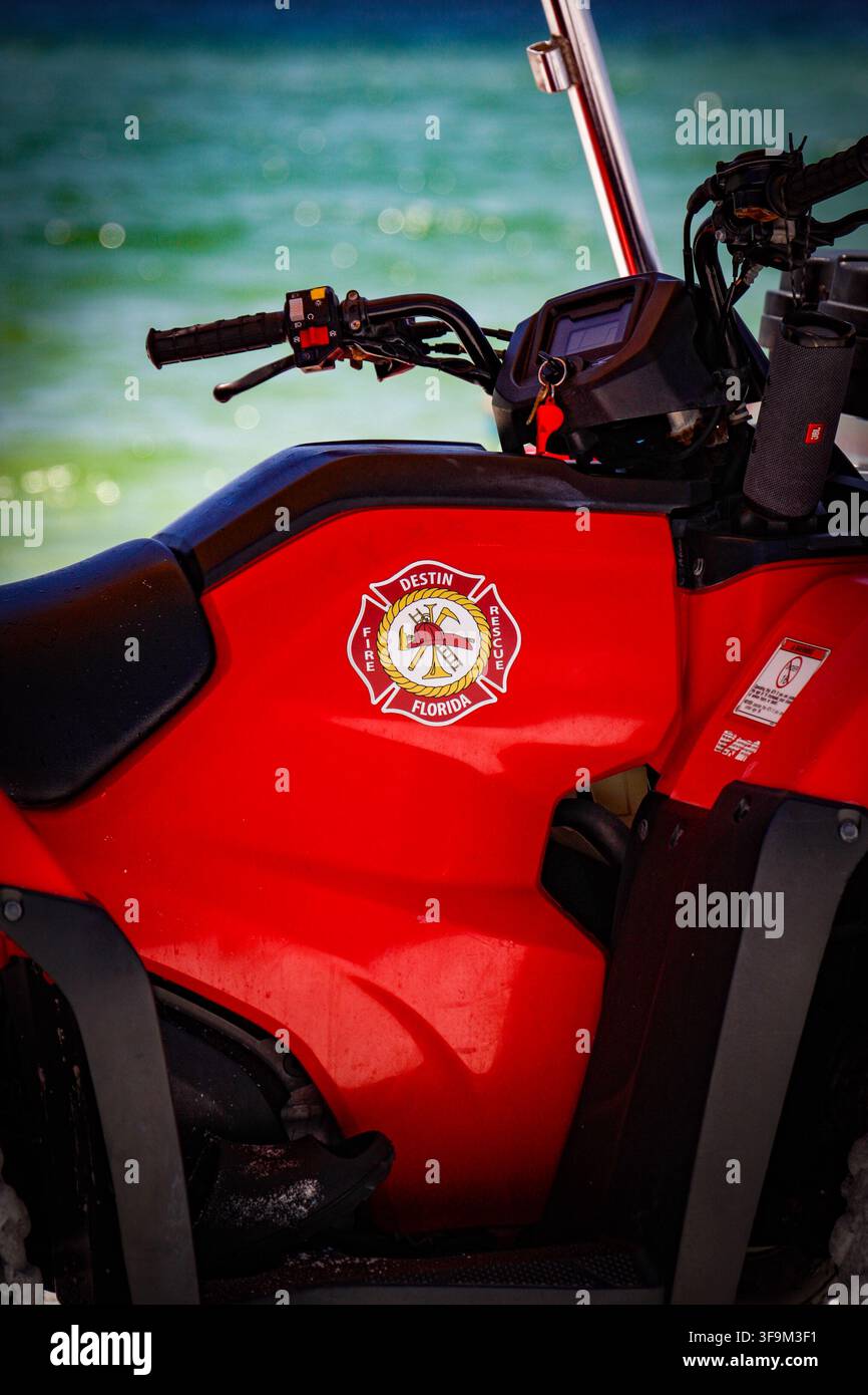 ATV du service d'incendie de Destin rouge stationné à l'ombre sur une plage de sable blanc éclatant à Destin, en Floride. Photographie éditoriale et d'archive. Banque D'Images