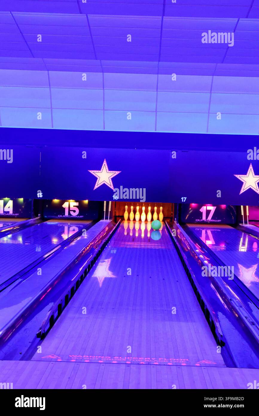 Bowling à dix quilles. Compétition amusante et amicale au Hollywood Bowling Bowl de Wolverhampton Banque D'Images