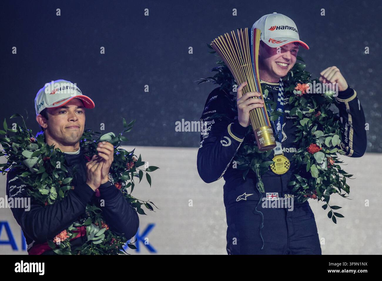 LONDRES, ROYAUME-UNI – 16/08/2026 : Taylor Barnard (GBR) de DS PENSKE célèbre sa victoire lors de la dernière course de la saison au Hankook London E-Prix 2026. La finale du Championnat du monde ABB FIA Formula E s'est déroulée sur le circuit de rue intérieur-extérieur d'ExCeL London, où le pilote britannique a remporté la victoire devant son public à Londres, en Angleterre. Banque D'Images