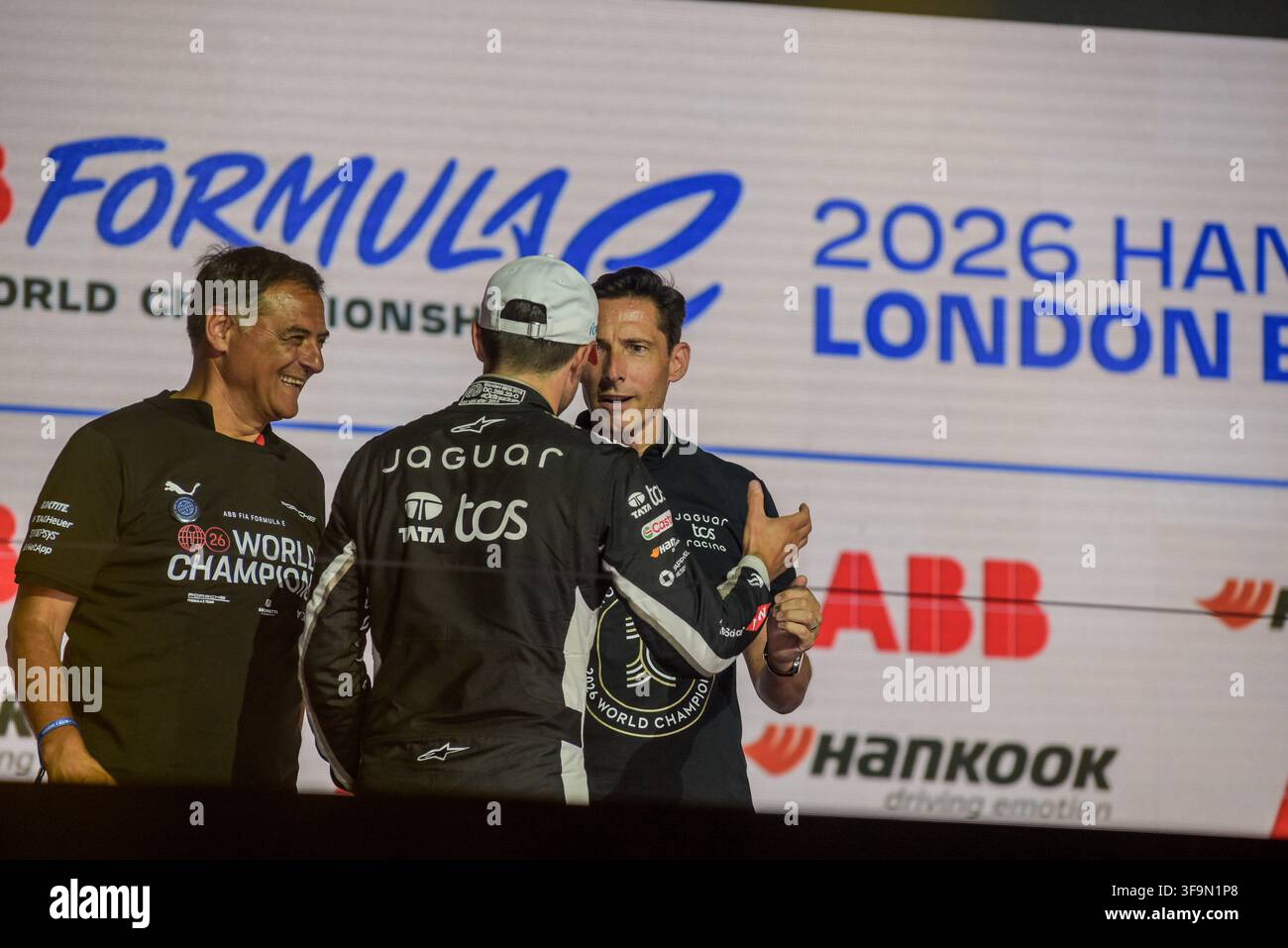 LONDON, UK – 16/08/2026 : Ian James, Team Principal et Directeur Général de Jaguar TCS Racing, célèbre sur le podium après avoir remporté le titre de Champion du Monde par équipes lors du Hankook London E-Prix 2026. La finale de la saison du Championnat du Monde ABB FIA de Formule E s'est déroulée sur le circuit de rue intérieur-extérieur d'ExCeL London à Londres, en Angleterre. Banque D'Images