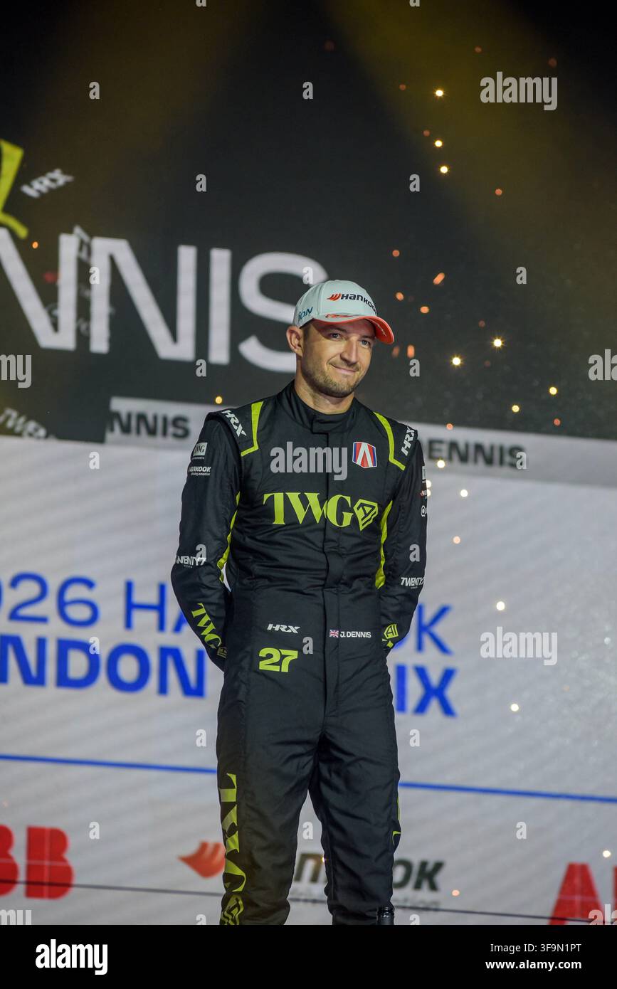 LONDRES, ROYAUME-UNI – 16/08/2026 : Jake Dennis (GBR) d’Andretti Formula E célèbre sa deuxième place dans le Championnat du monde des pilotes ABB FIA Formula E 2025/2026 lors du London E-Prix. Le pilote britannique a obtenu la deuxième place du Championnat du monde lors de la finale de saison à l’ExCeL London à Londres, en Angleterre. Banque D'Images