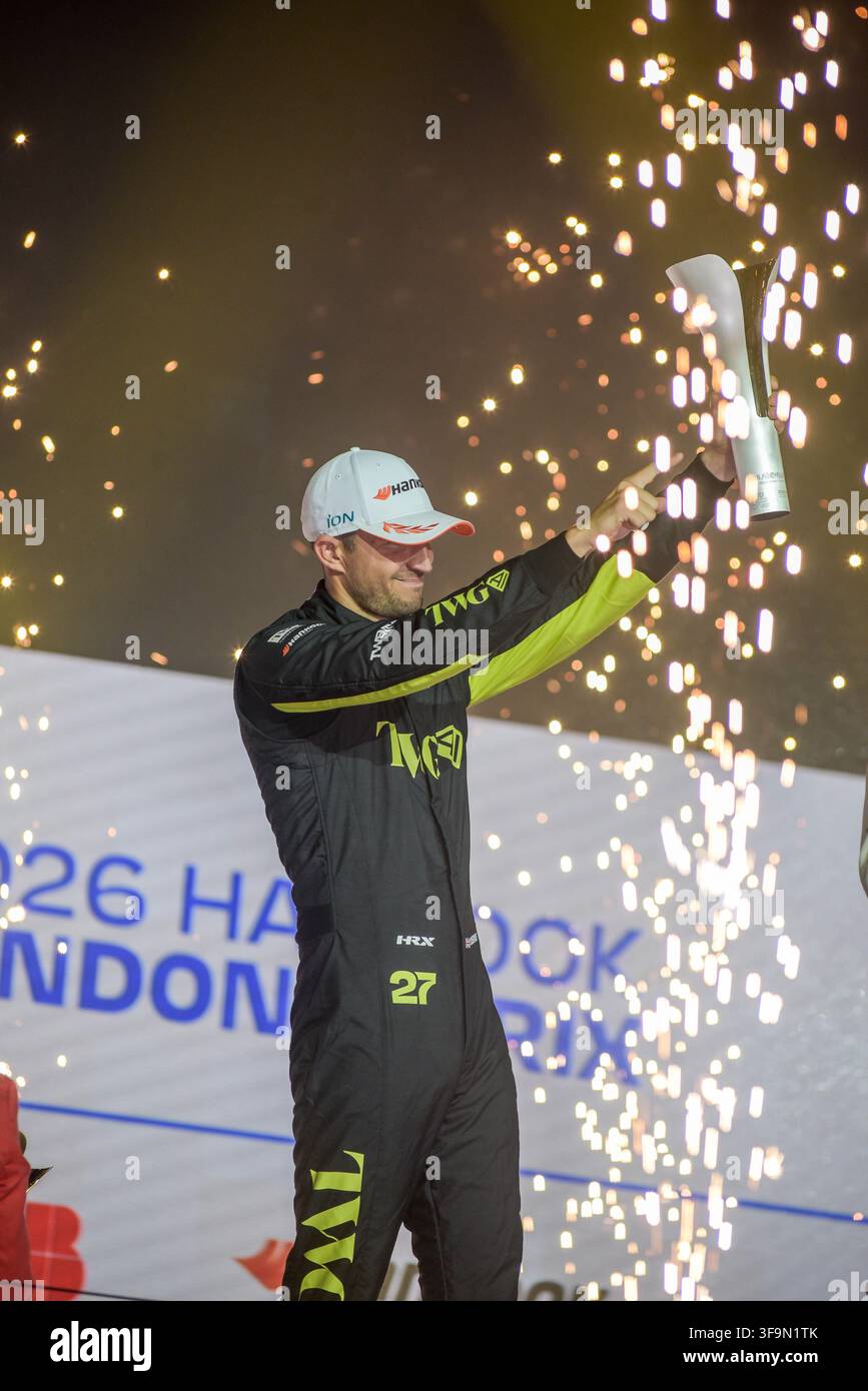 LONDRES, ROYAUME-UNI – 16/08/2026 : Jake Dennis (GBR) d’Andretti Formula E célèbre sa deuxième place dans le Championnat du monde des pilotes ABB FIA Formula E 2025/2026 lors du London E-Prix. Le pilote britannique a obtenu la deuxième place du Championnat du monde lors de la finale de saison à l’ExCeL London à Londres, en Angleterre. Banque D'Images