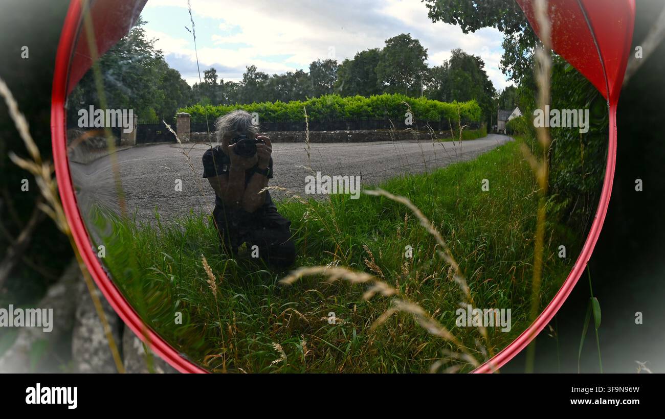 miroir de sécurité routière convexe extérieur avec photographe dans le reflet Banque D'Images