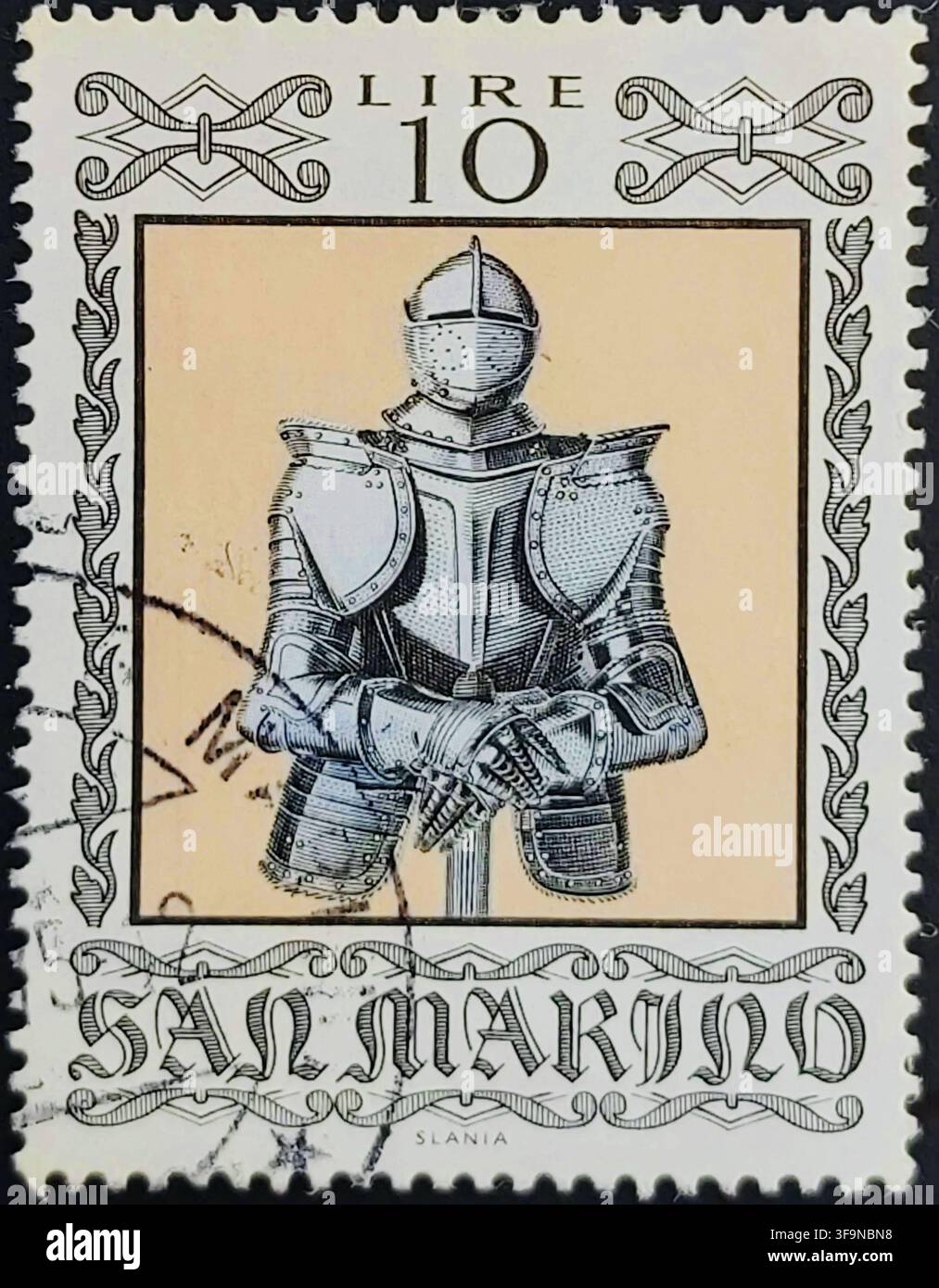 Timbre vintage de Saint-Marin de 1968, 10 lires, gravé par Slania représentant une armure médiévale Banque D'Images