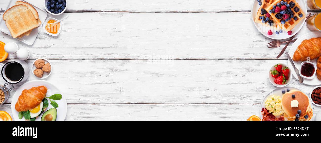 Double bordure pour petit-déjeuner ou brunch sur un fond de bannière en bois blanc. Vue de dessus. Collection d'aliments sucrés et salés. Banque D'Images