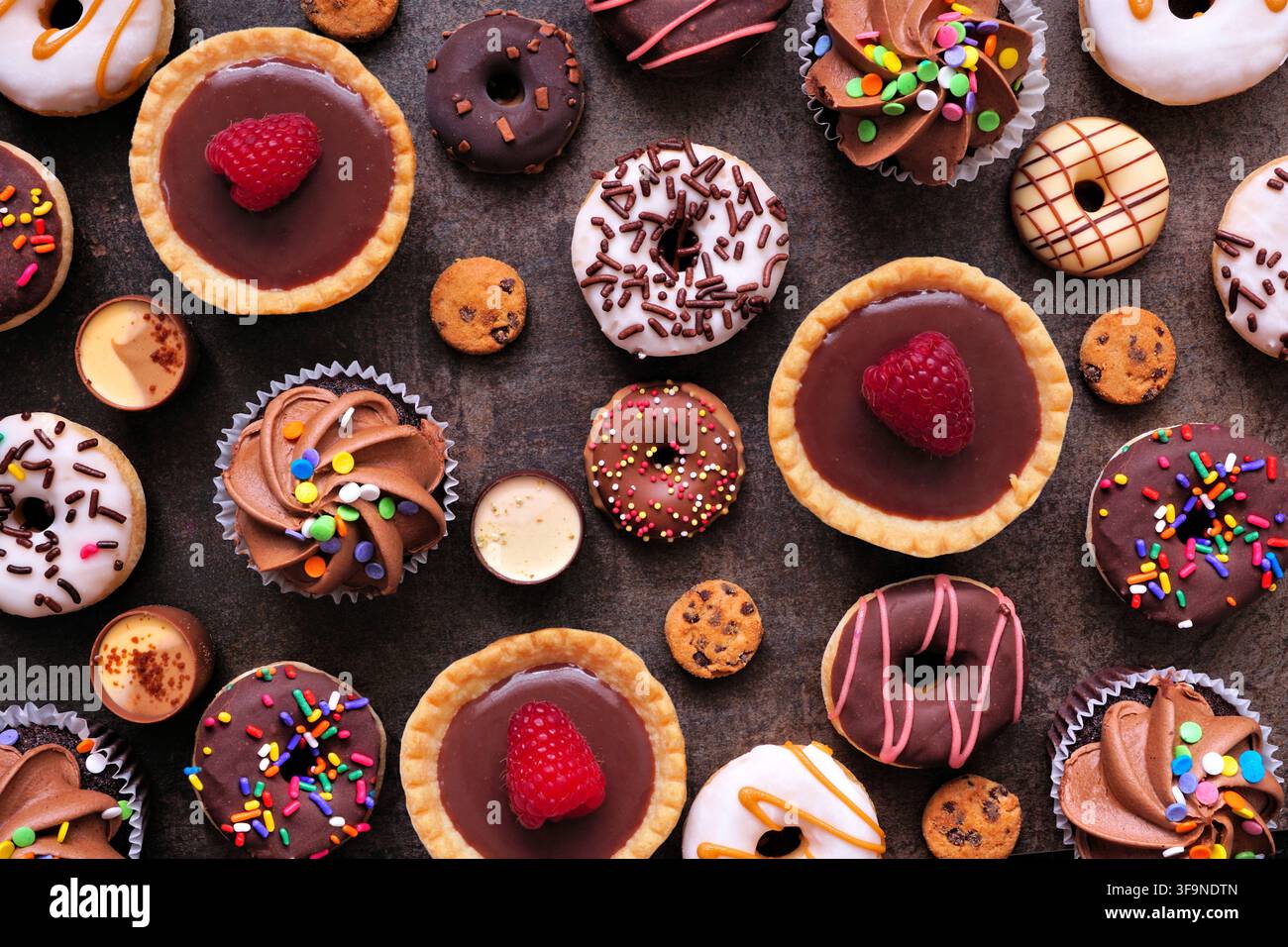 Fond de dessert avec une sélection de sucreries. Vue de dessus sur un fond de pierre sombre. Banque D'Images