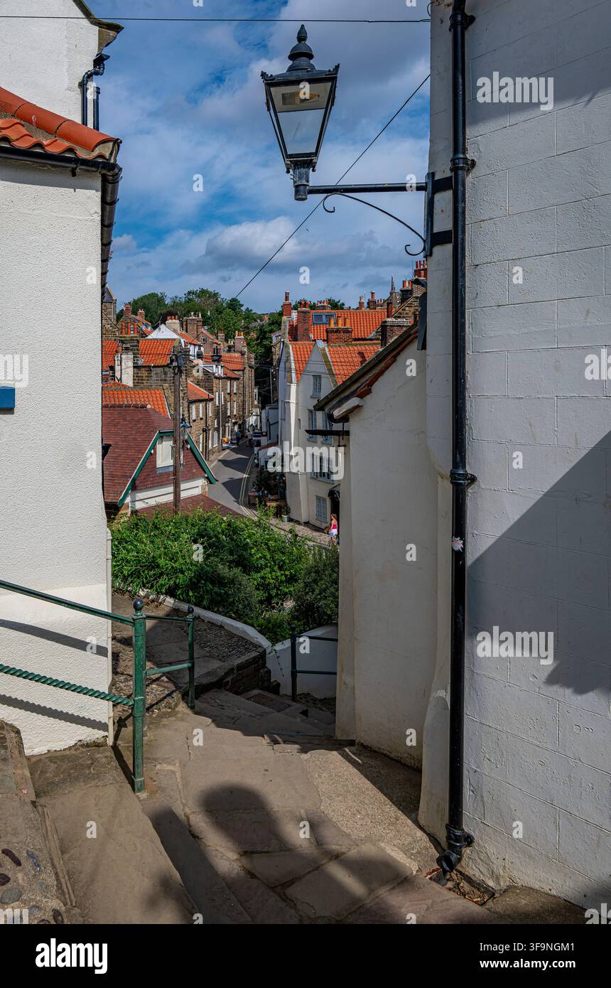 Vue de Robin Hood's Bay, North Yorkshire, par un matin d'été Banque D'Images