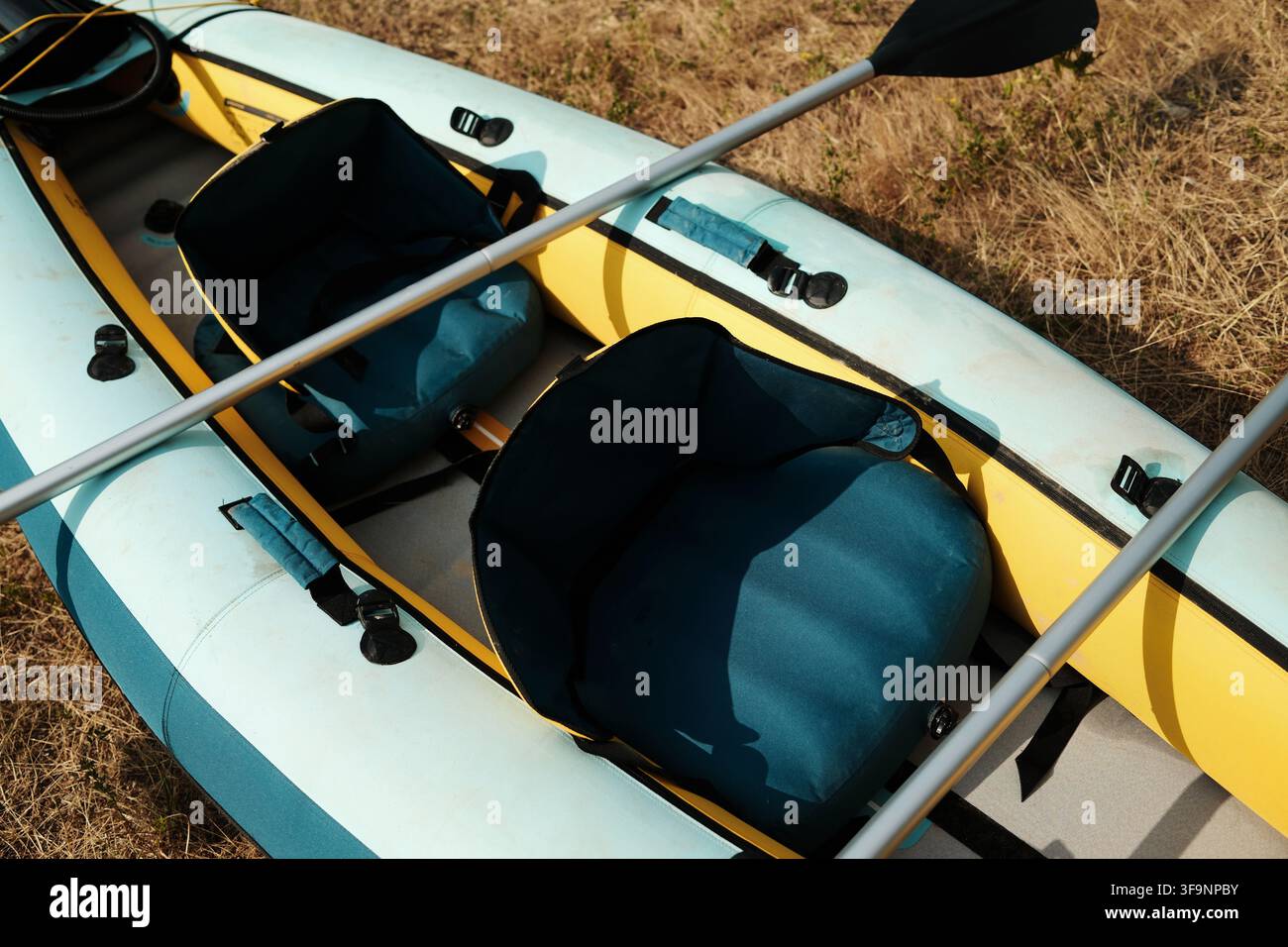 Vue rapprochée par le dessus des sièges et des pagaies de kayak gonflable, détail d'équipement de sports nautiques. Banque D'Images