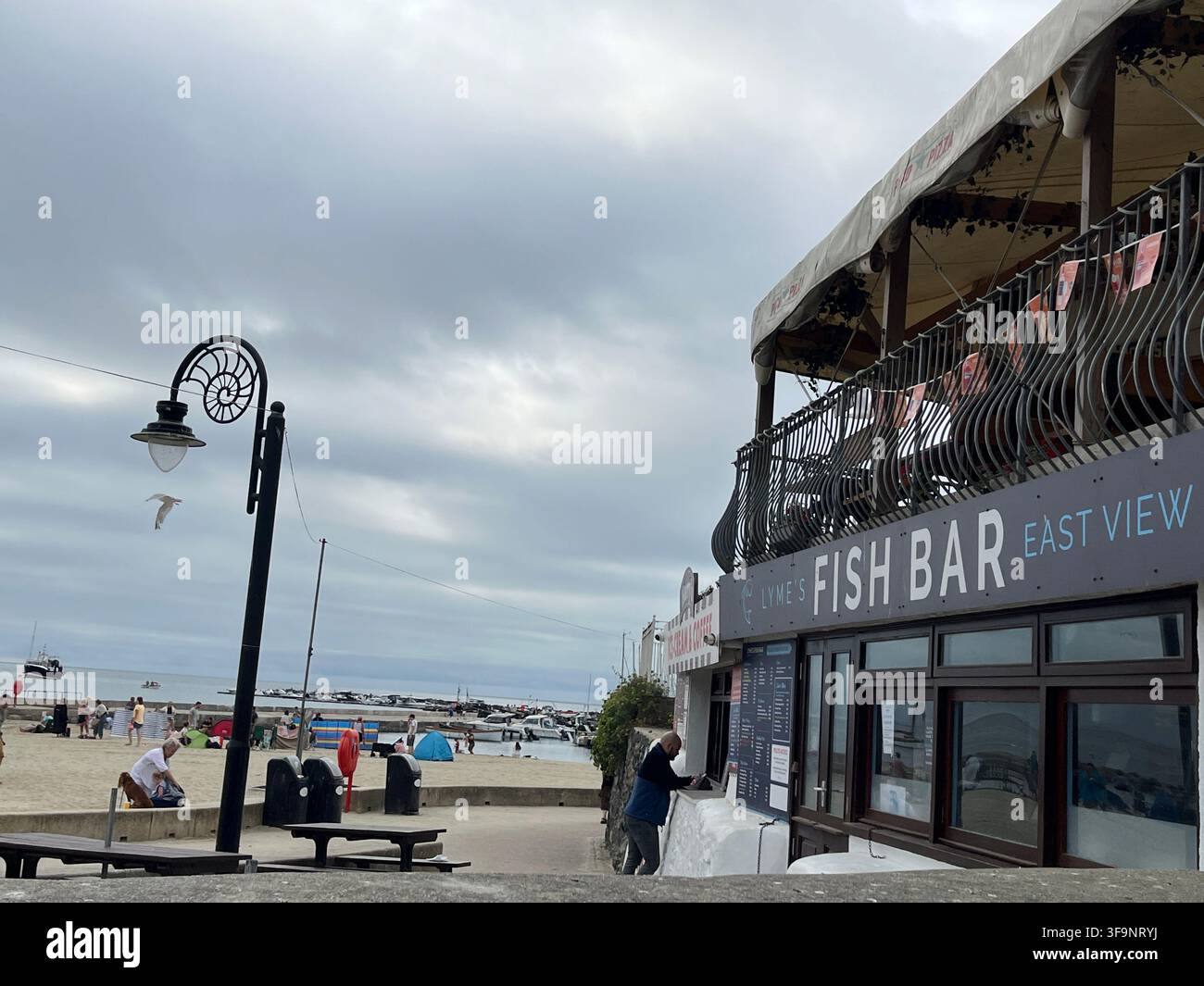 Vue du Fish Bar vers la plage à Lyme Regis, Dorset, Angleterre, Royaume-Uni. - Image de stock capturée avec un smartphone