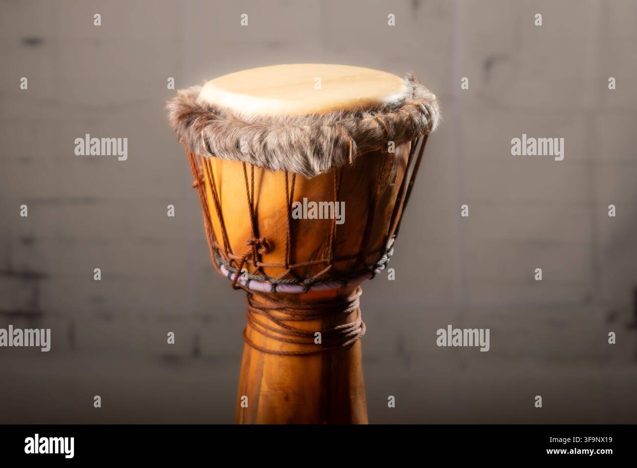 Instrument de musique, djembe africaine isolée devant un fond vide, prête pour le rythme à faire danser les gens. Banque D'Images