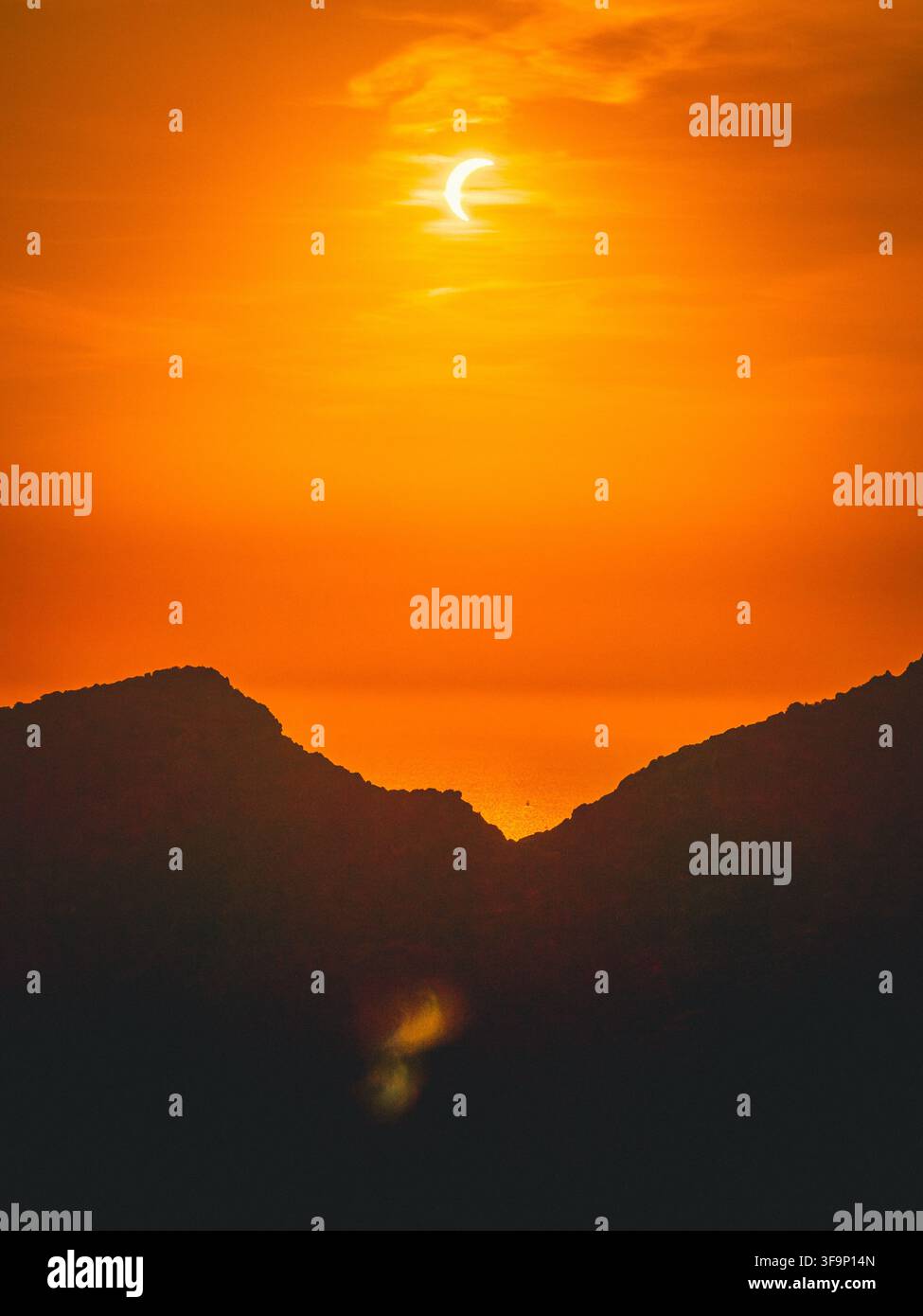 Sant Elm, Baléares, Espagne – 12 août 2026 : Vue aérienne de l'éclipse solaire sur la silhouette de l'île de Sa Dragonera lors de l'éclipse totale de 2026 Banque D'Images