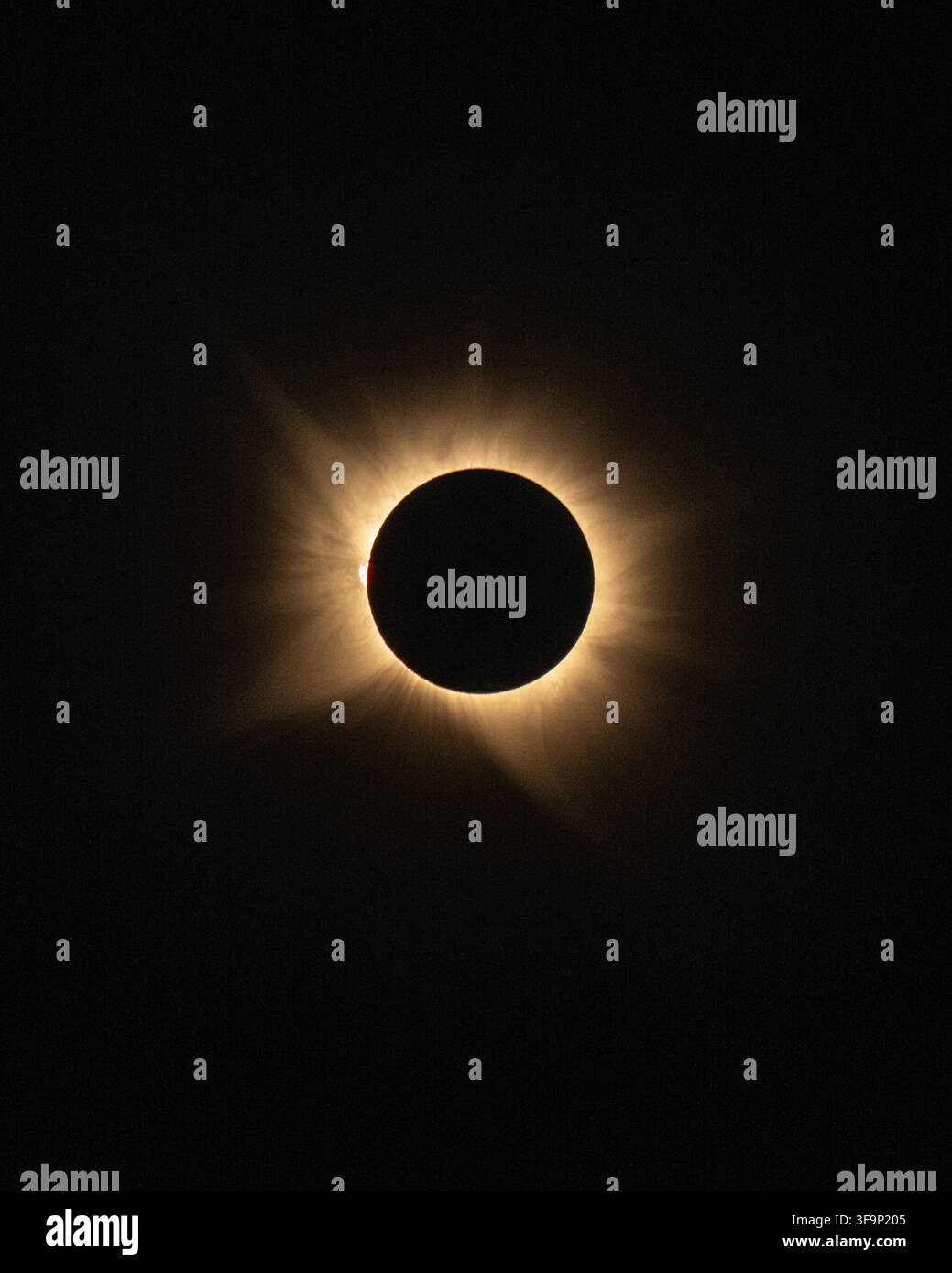 Terra Cha, Lugo, Espagne - 12 août 2026 : Vue d'une éclipse solaire totale avec la couronne du soleil visible dans le ciel sombre. Banque D'Images