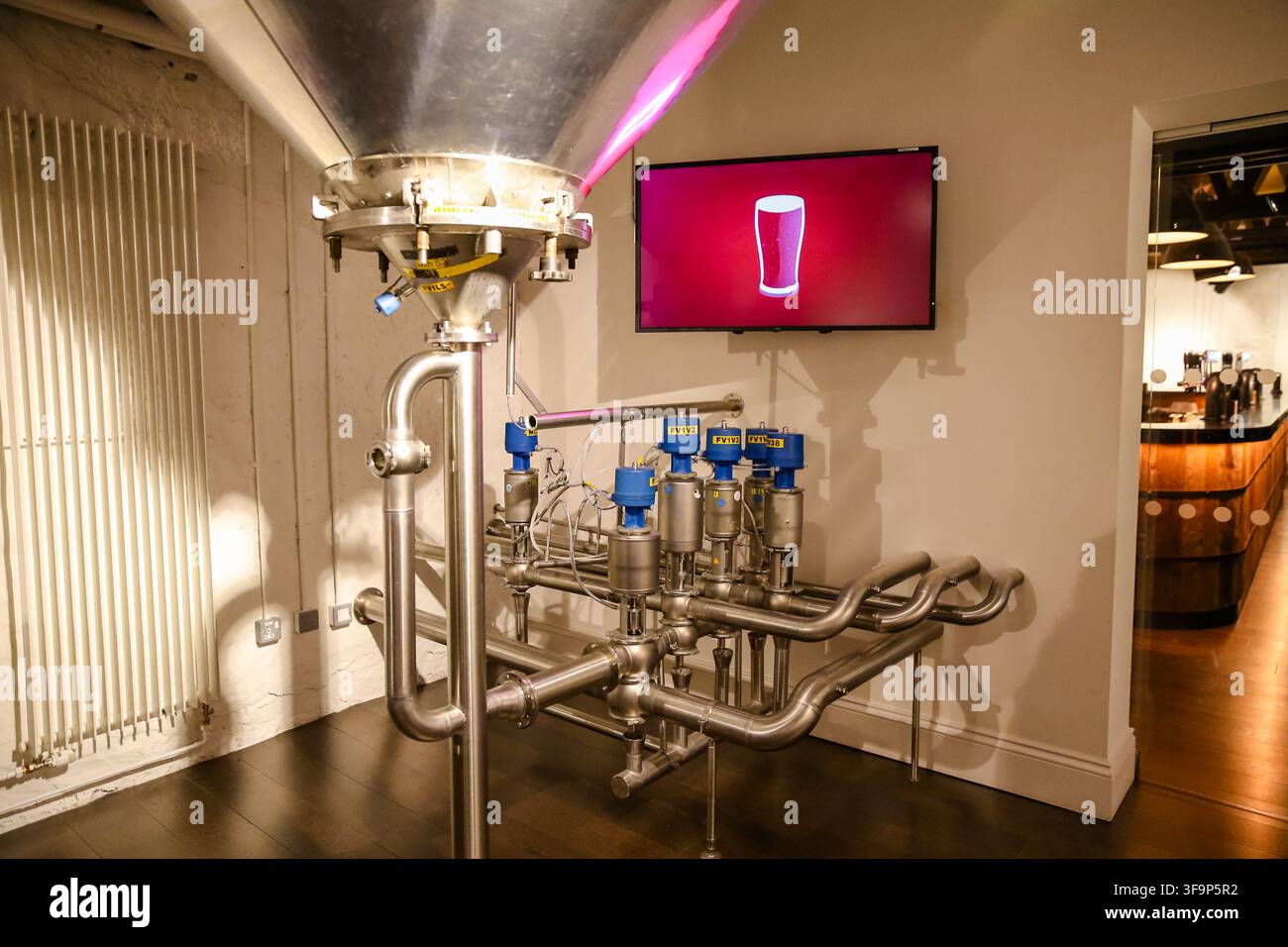 Un équipement de brassage moderne fait partie d'une exposition interactive à l'attraction de la brasserie Smithwick's Experience à Kilkenny. Banque D'Images