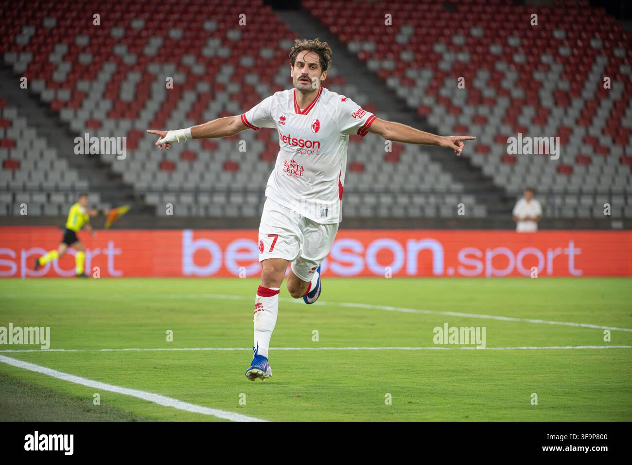 IPA87551463 - Karlo Butic de l'SSC Bari célèbre le but à 1-0 lors du match de la Coupe d'Italie Serie C entre l'SSC Bari et le Casarano Calcio au stade San Nicola à Bari, Italie, le 16 août 2026, lors du match SSC Bari contre Casarano Calcio dans la Coppa Italia Serie C en Italie, le 16 août 2026 Banque D'Images