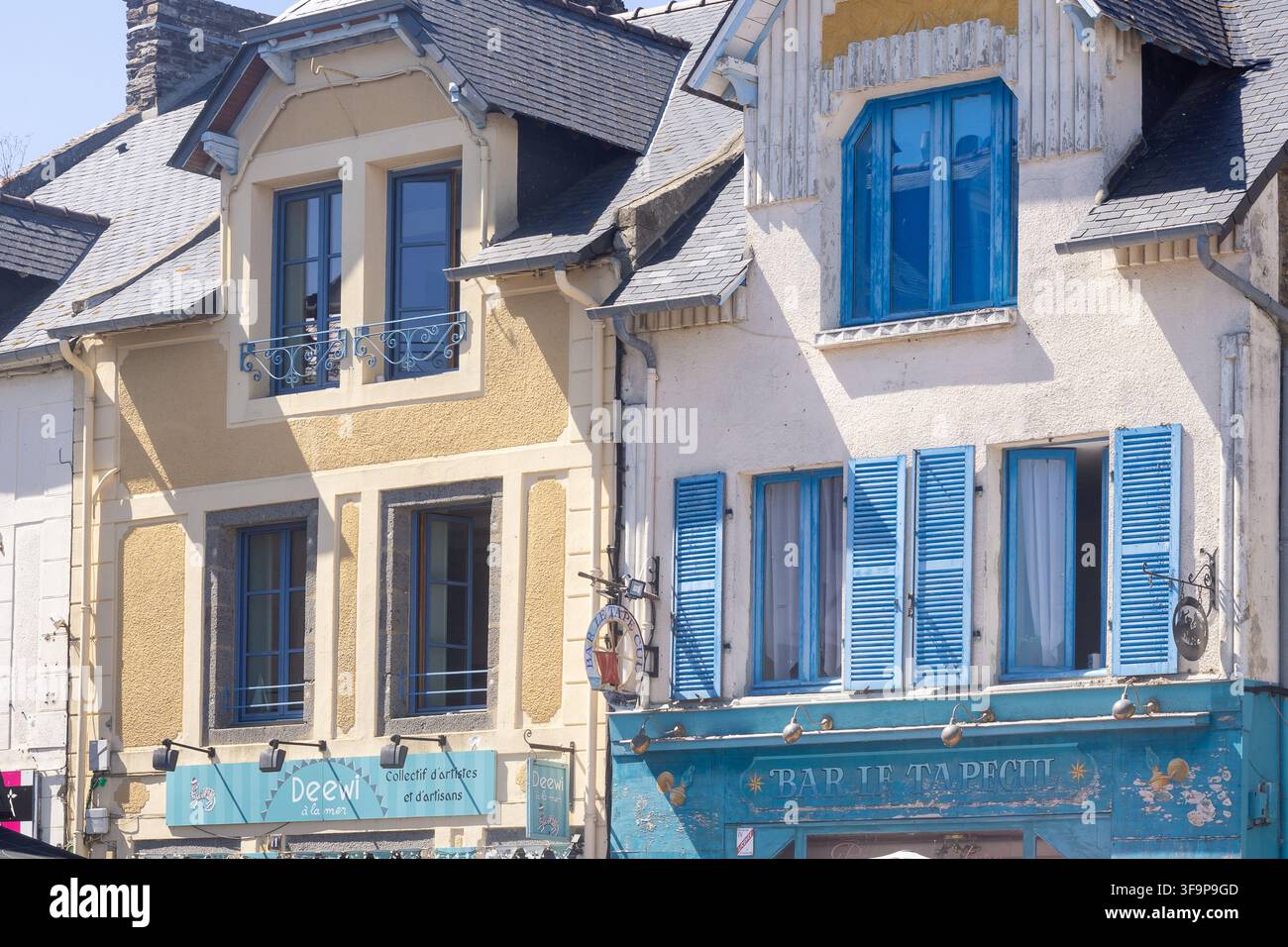 Magasins traditionnels colorés et maisons côtières sur le Quai Gambetta à Cancale, en Bretagne, France. Banque D'Images