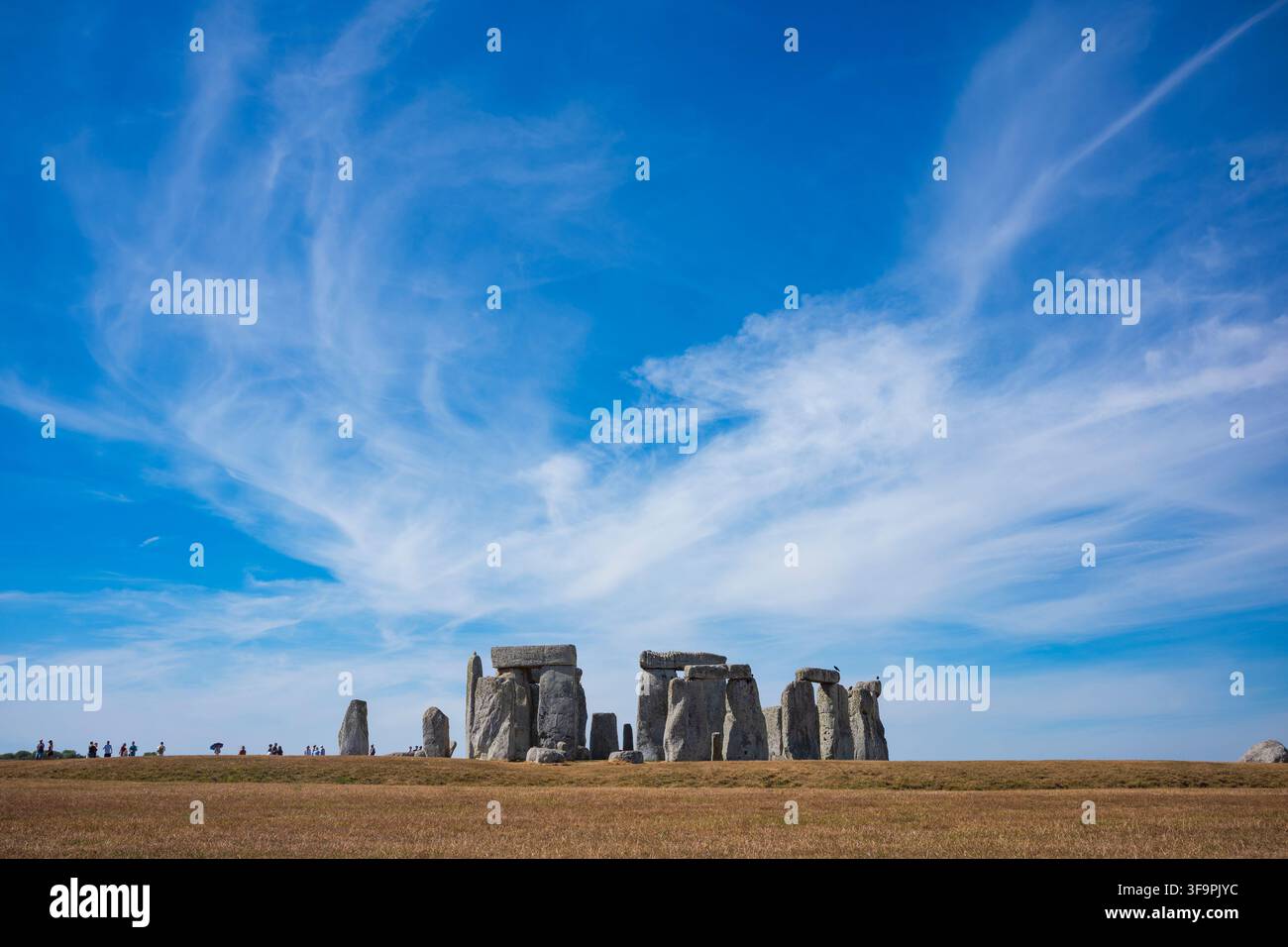 Stonehenge, la structure mégalithique préhistorique sur la Salisbury Plain dans le Wiltshire, en Angleterre, photographiée lors d'un après-midi d'été. Elle consiste en un Banque D'Images