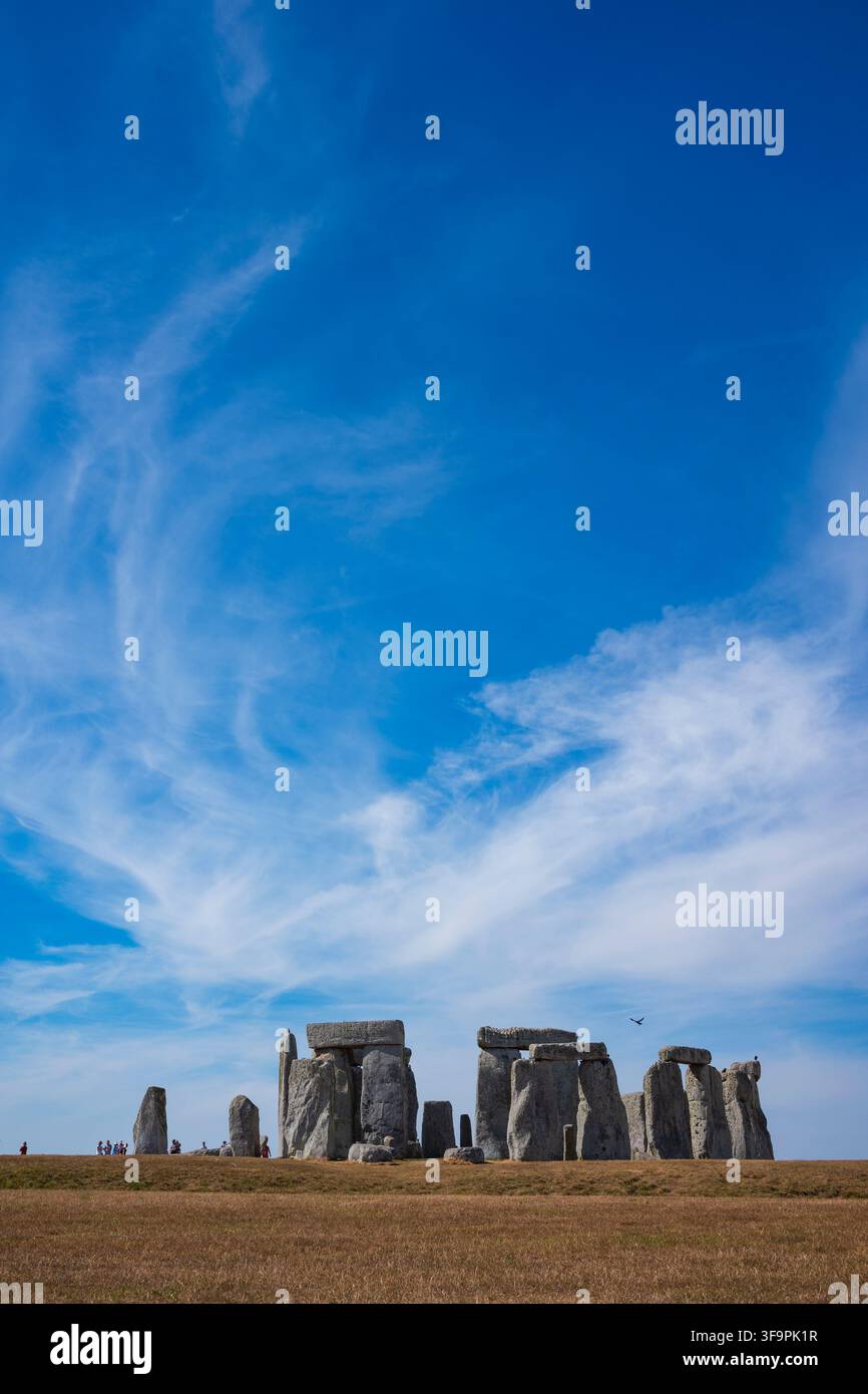 Stonehenge, la structure mégalithique préhistorique sur la Salisbury Plain dans le Wiltshire, en Angleterre, photographiée lors d'un après-midi d'été. Elle consiste en un Banque D'Images